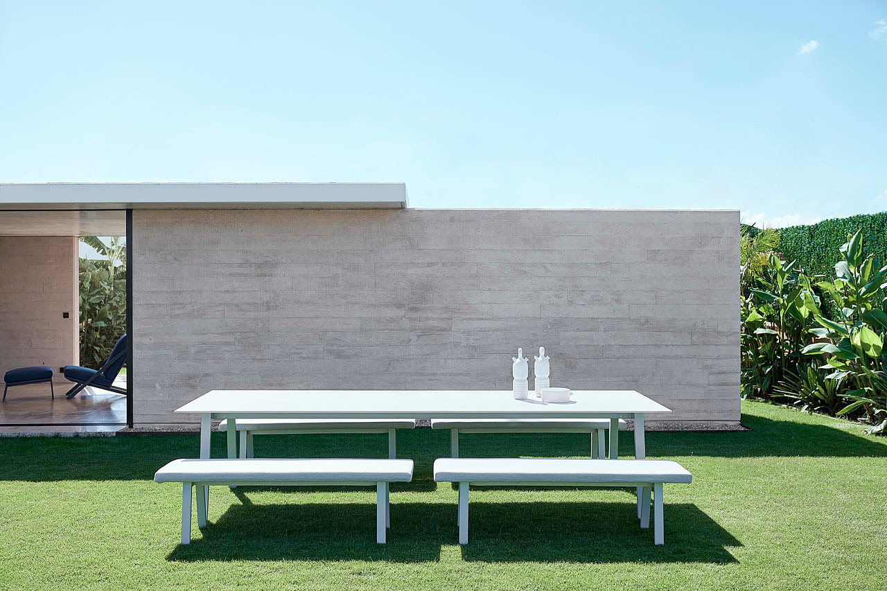 outdoors，durable，table，