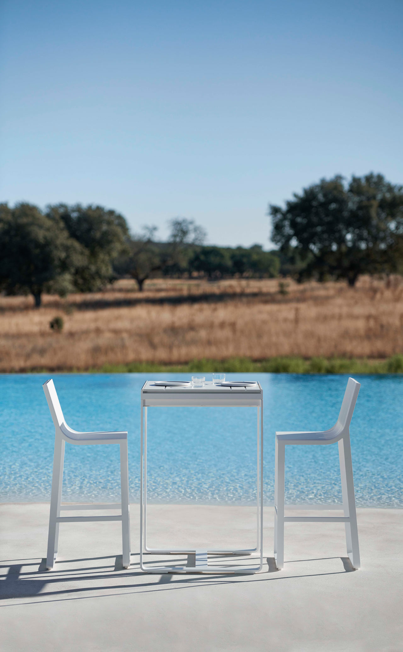 outdoors，durable，table，