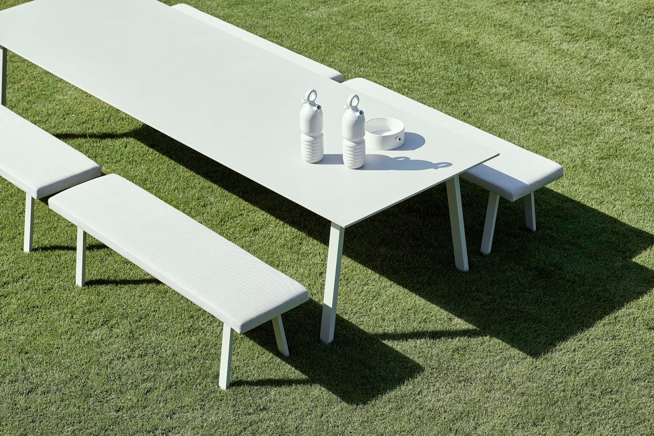 outdoors，durable，table，