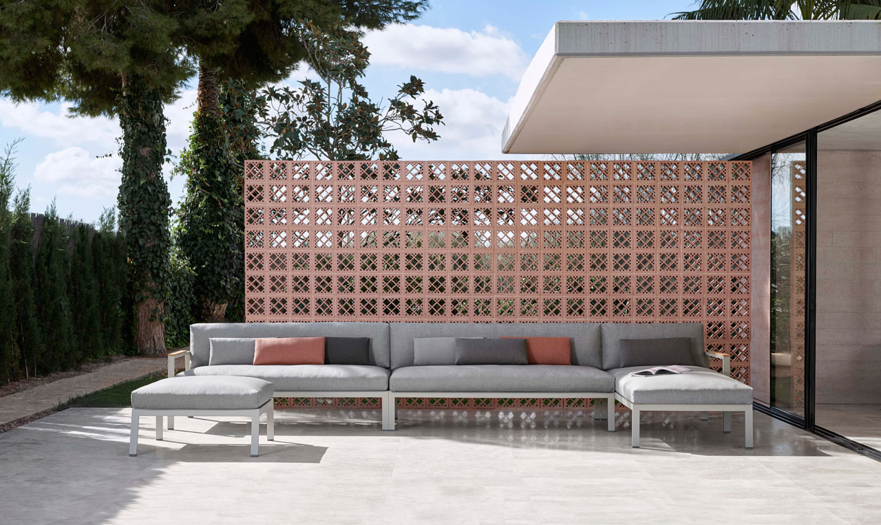 outdoors，durable，table，