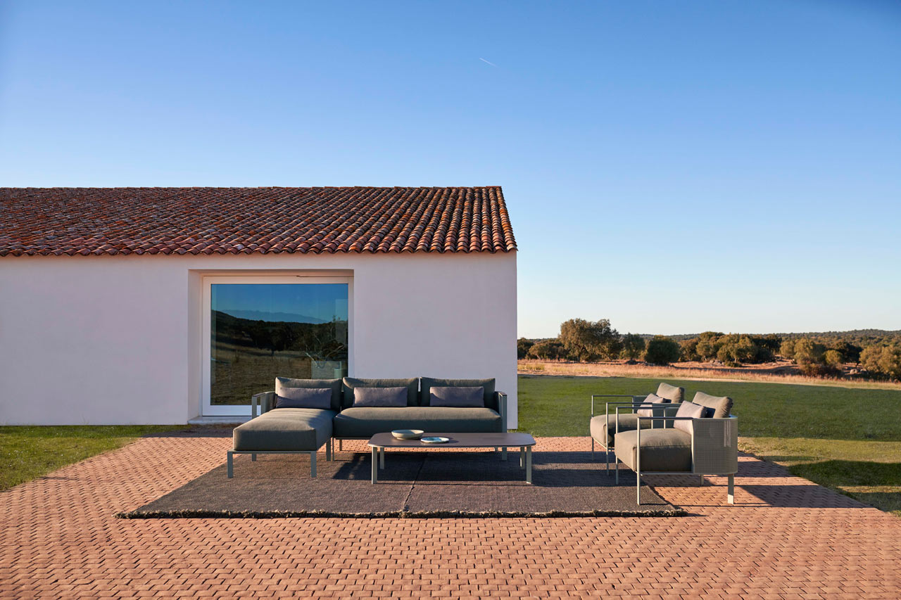 outdoors，durable，table，