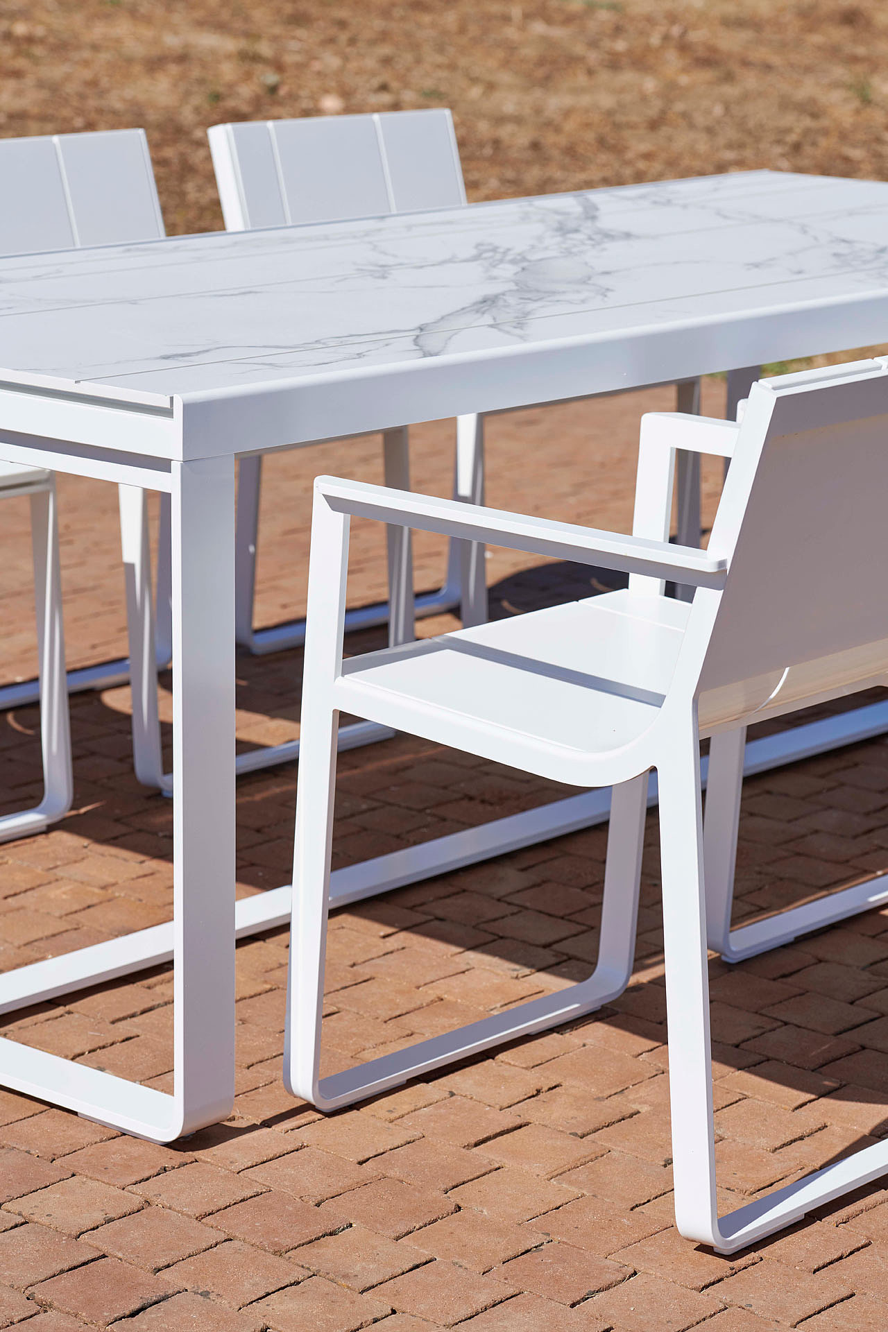 outdoors，durable，table，