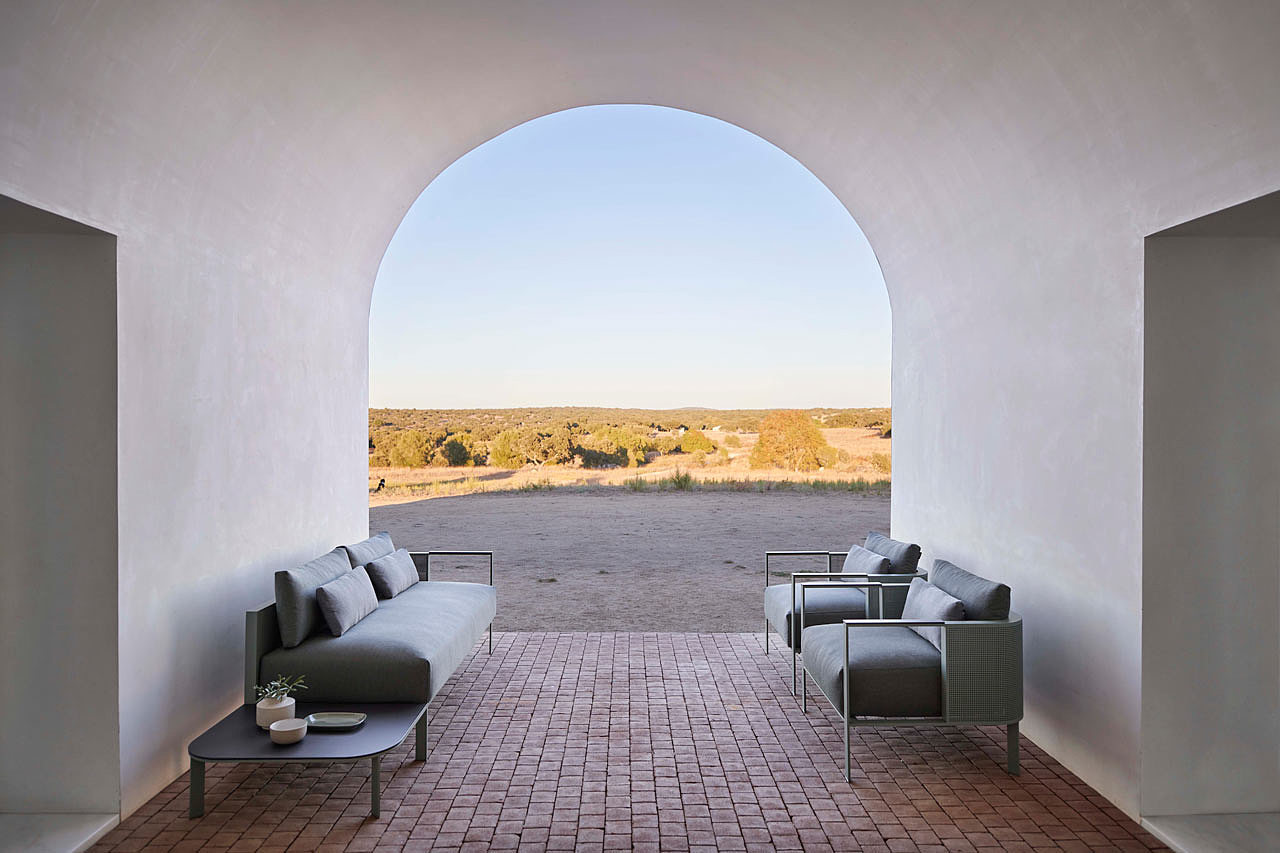 outdoors，durable，table，