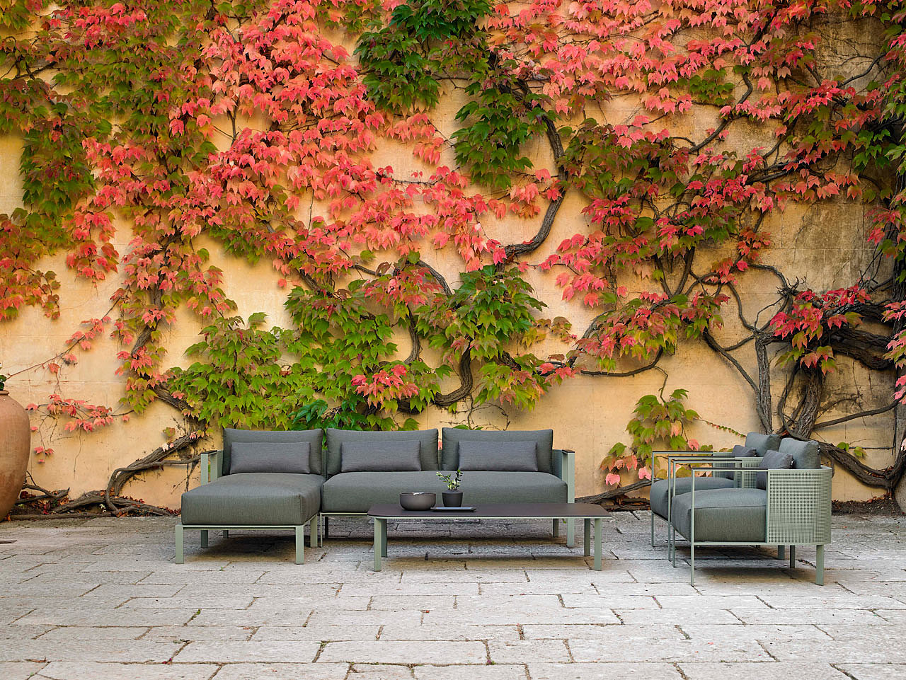 outdoors，durable，table，