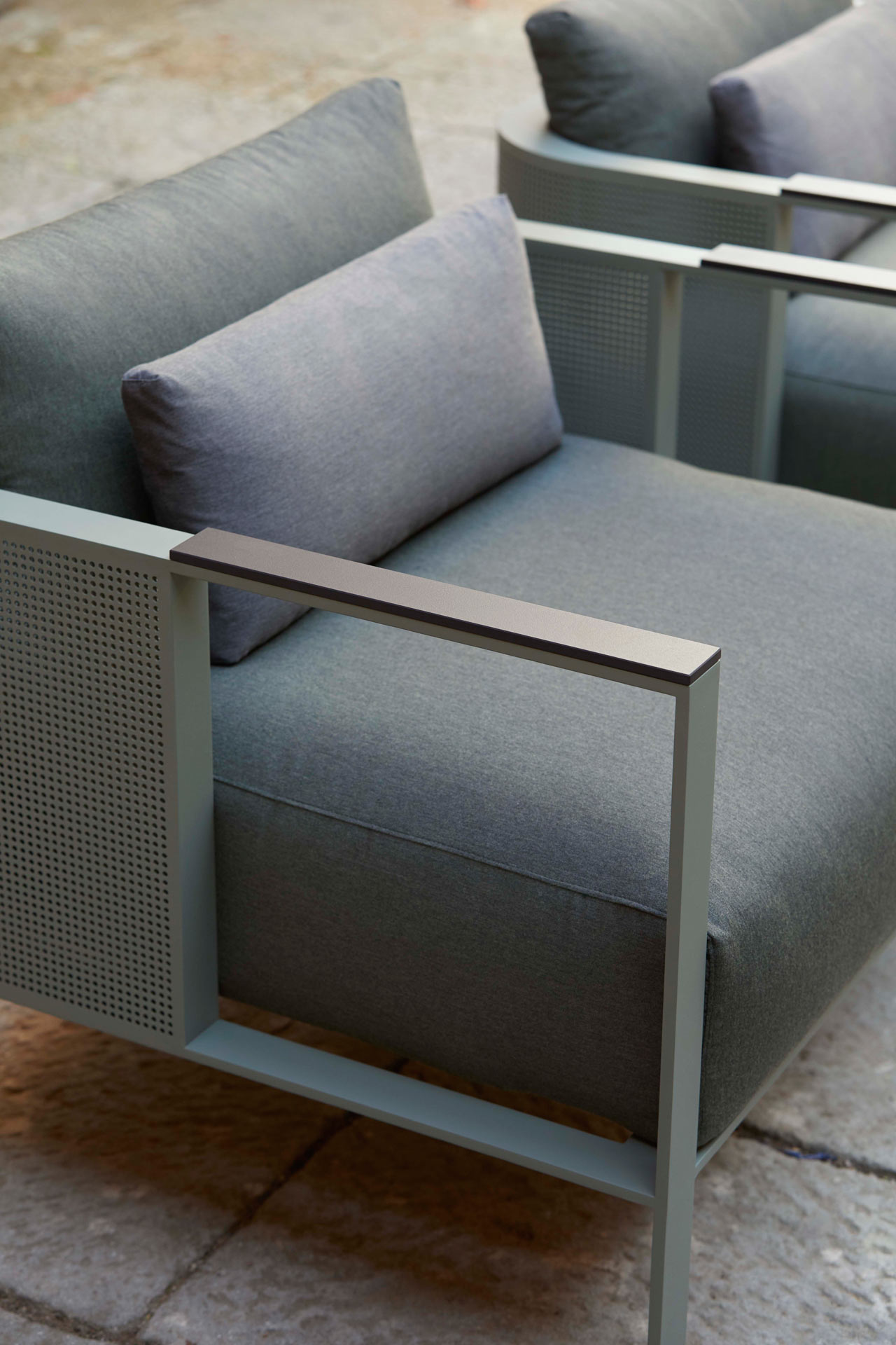 outdoors，durable，table，