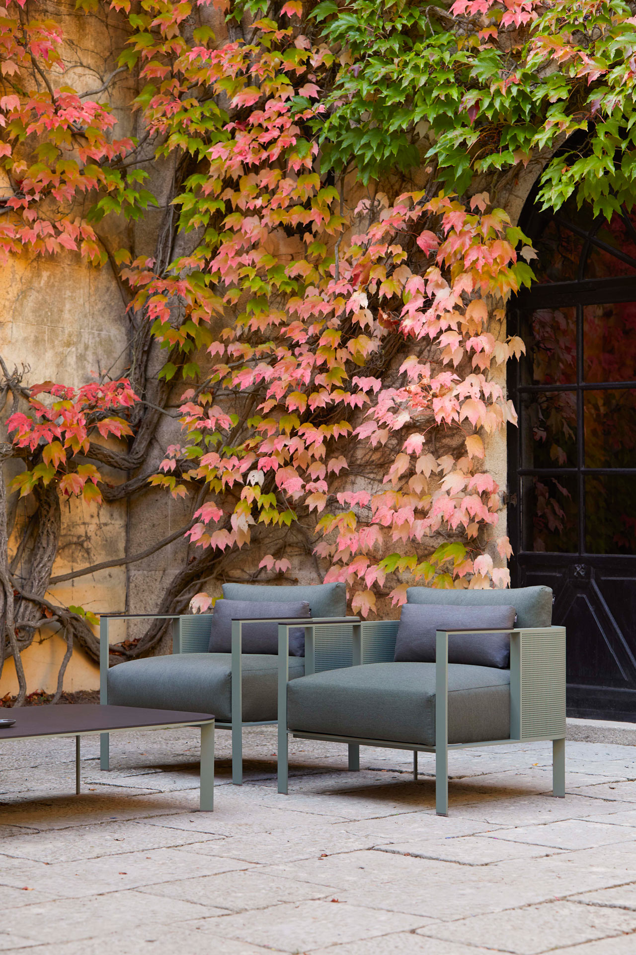 outdoors，durable，table，