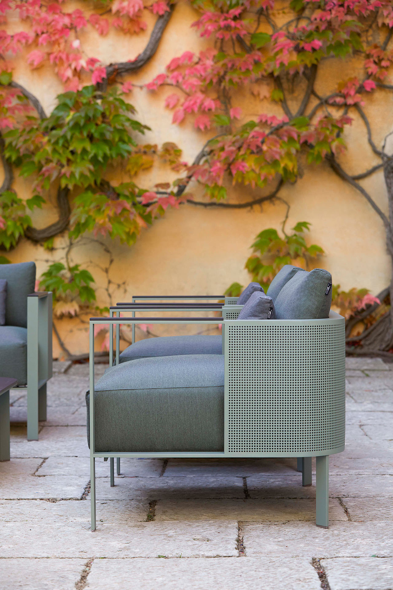 outdoors，durable，table，