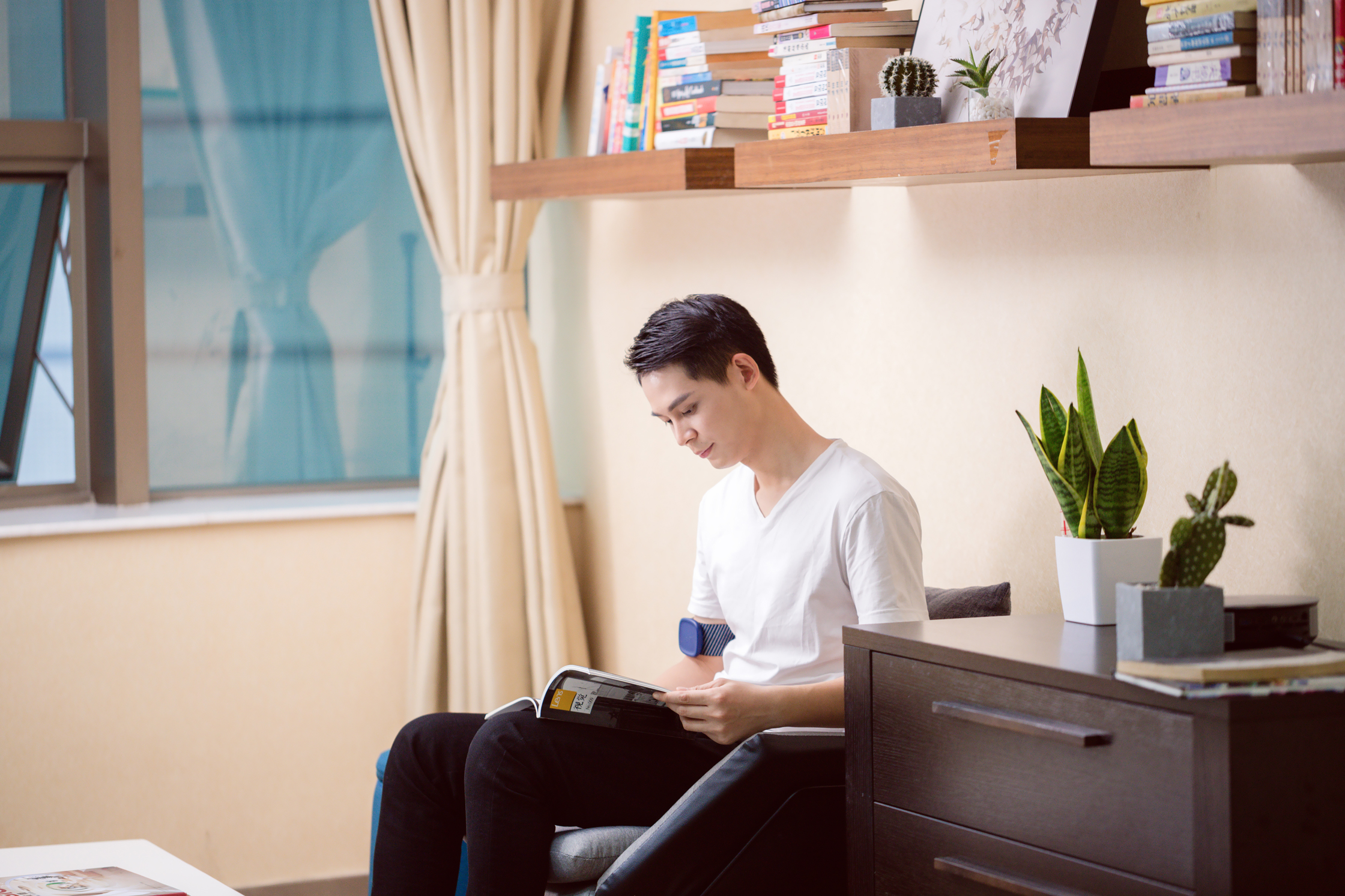 White collar workers，fashion，concise，Bai Fumei，Massage paste，Intelligent massage instrument，