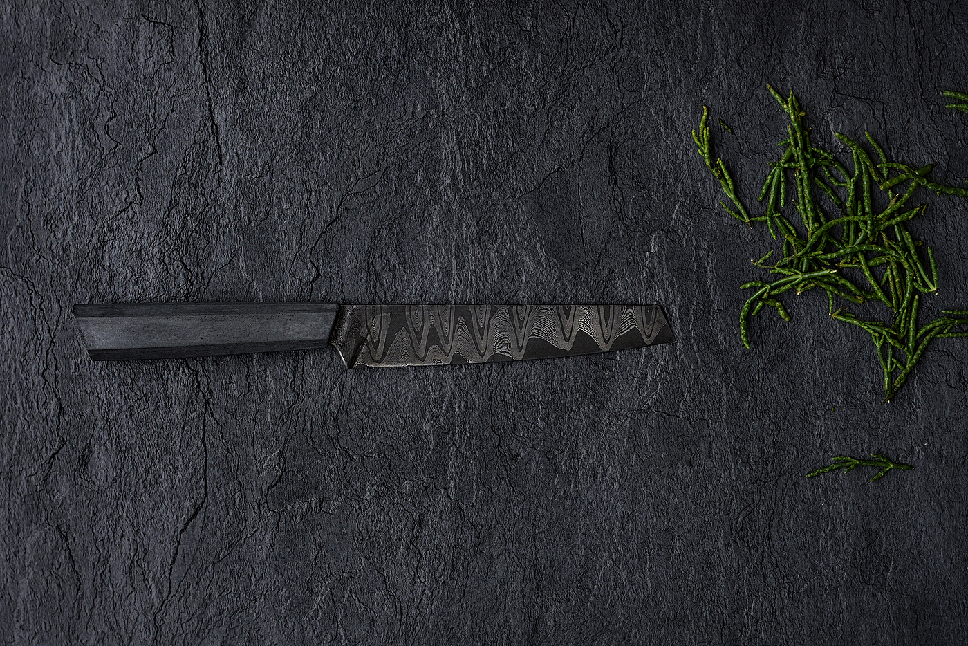 knife，Damascus blade，concrete，
