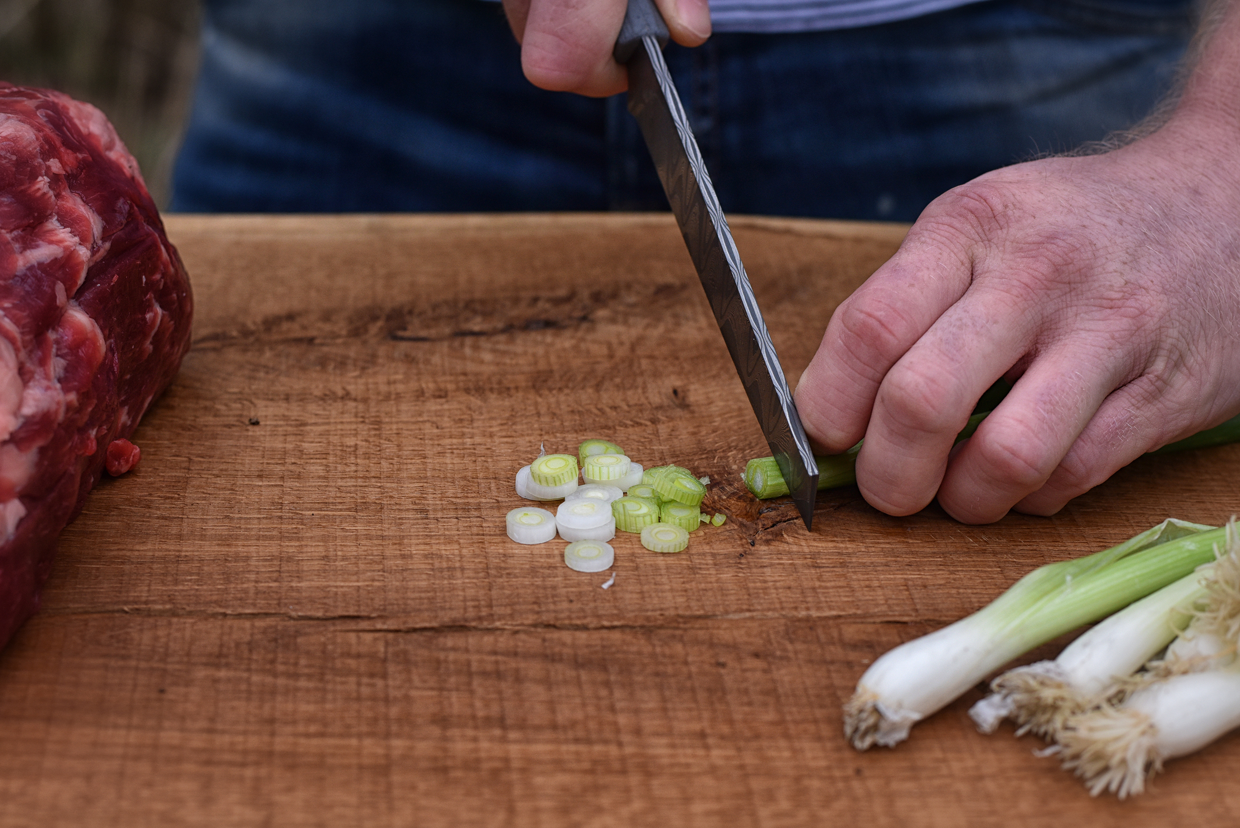 knife，Damascus blade，concrete，