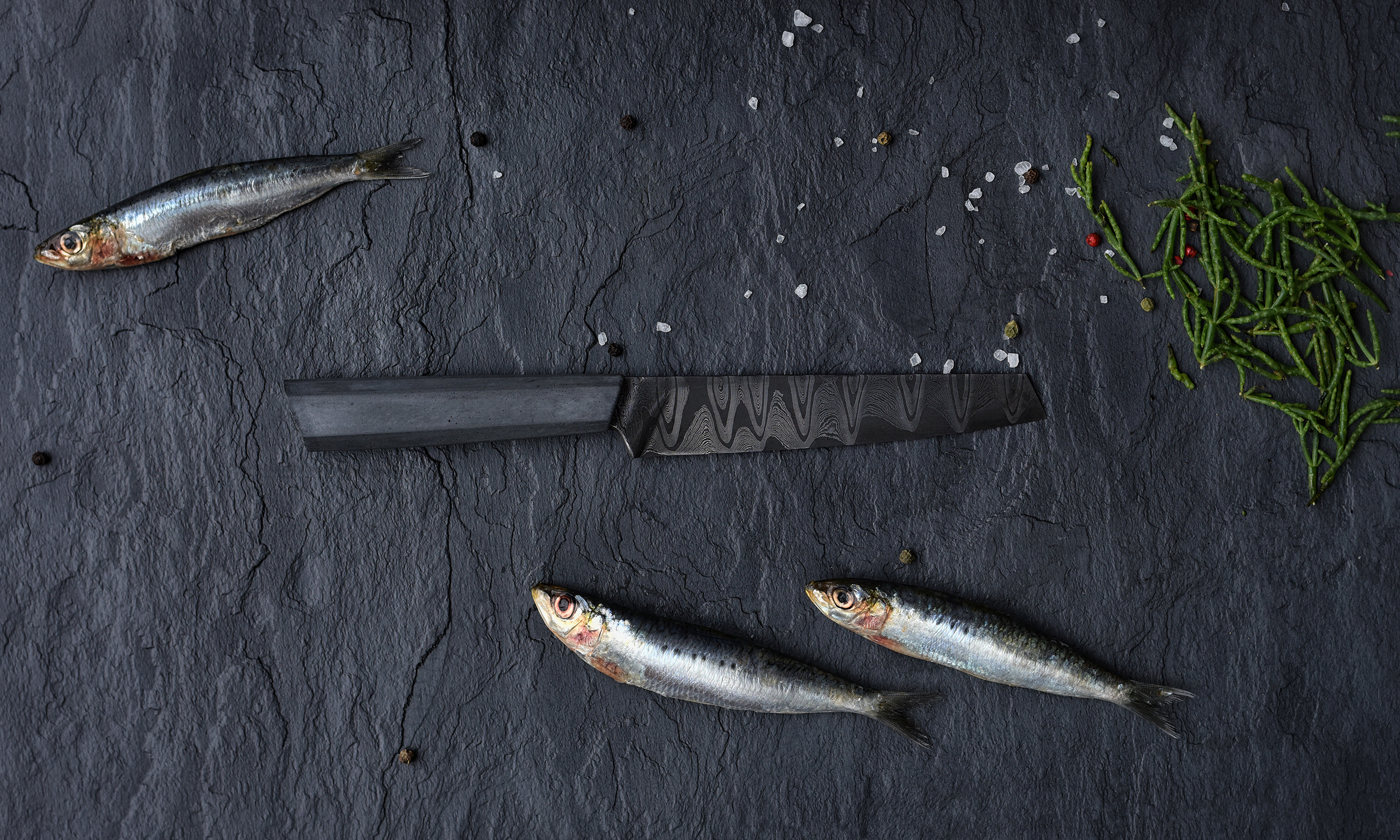 knife，Damascus blade，concrete，