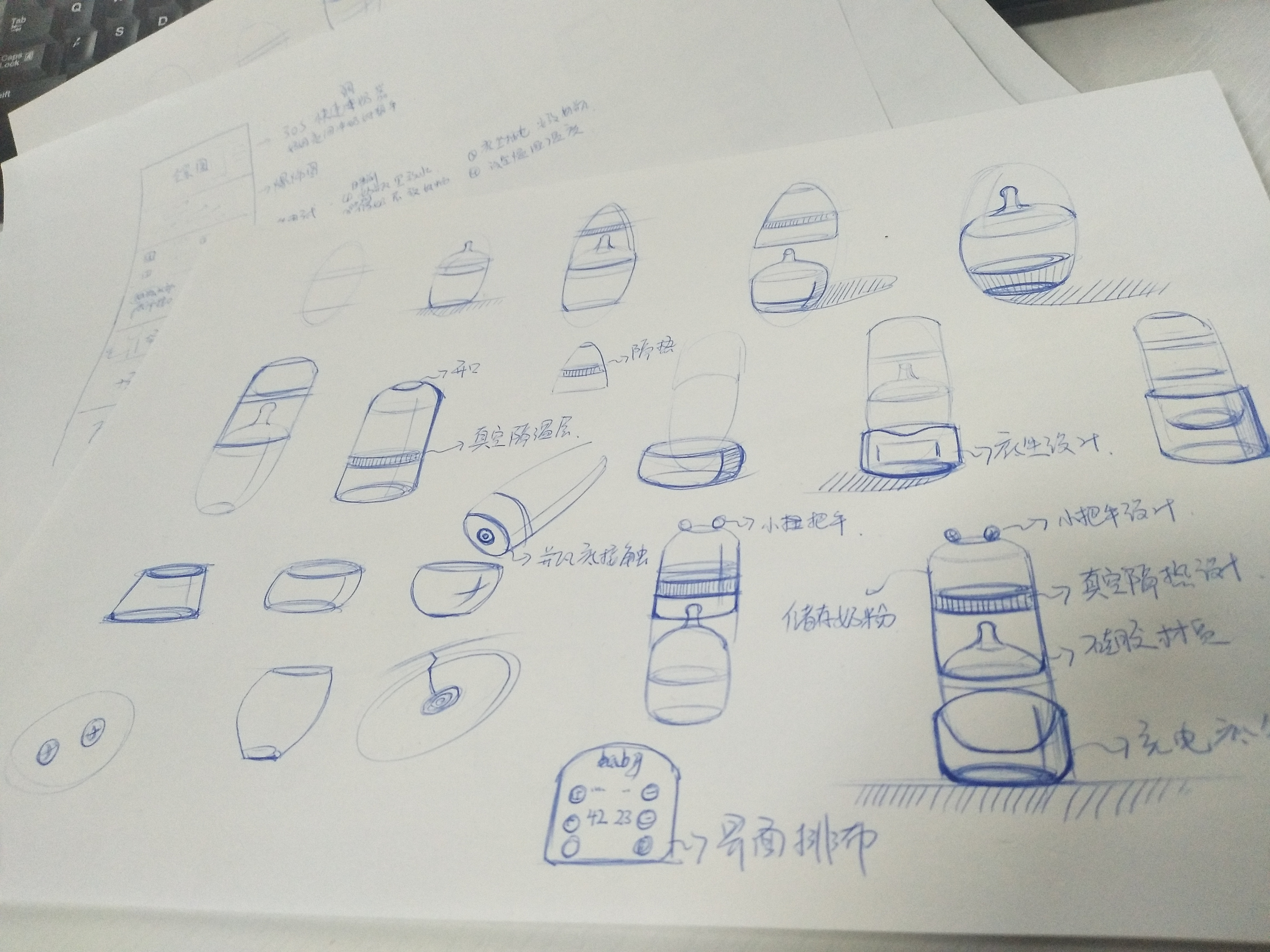 Mother is a good helper for milking at night，