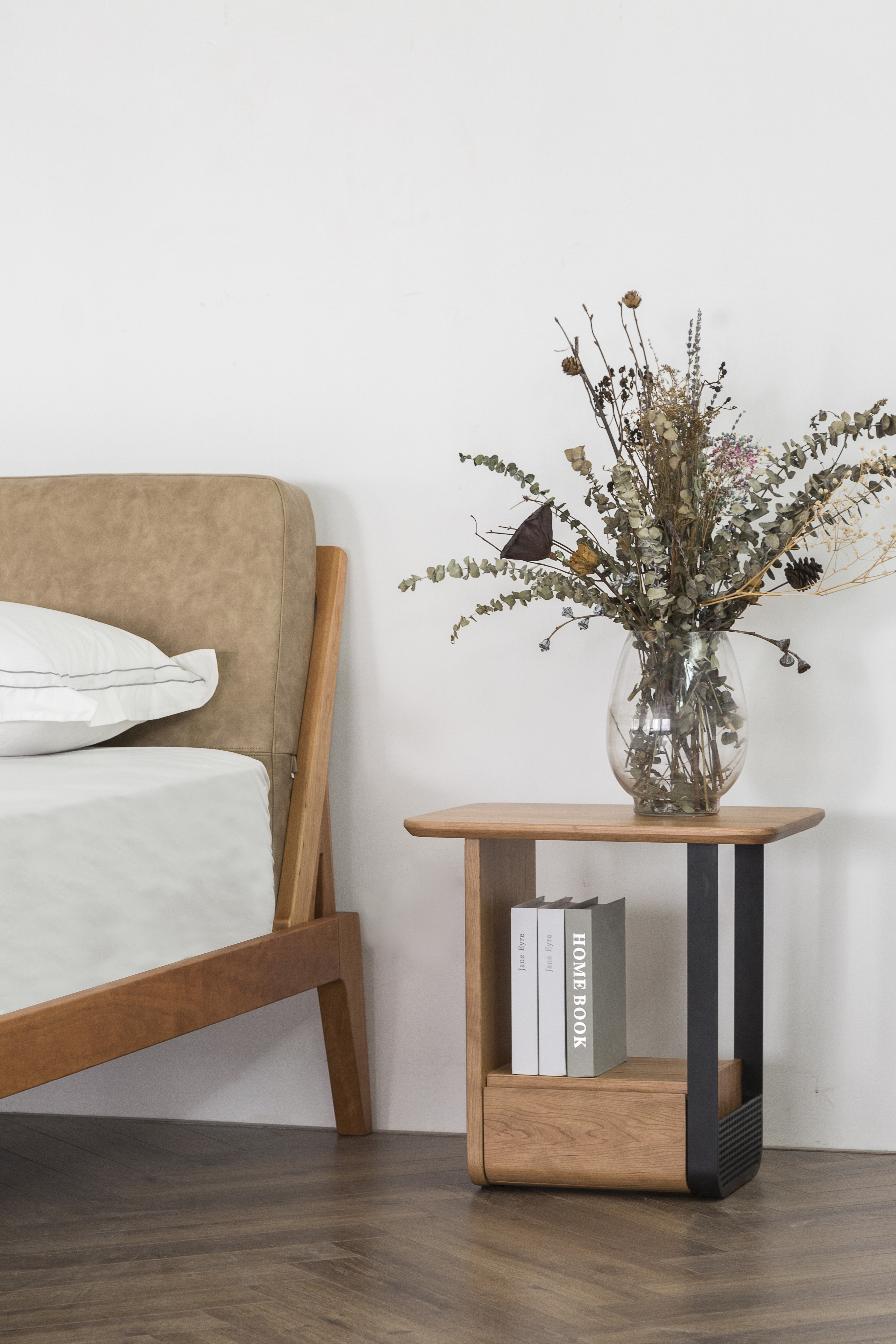 Furniture designer Ren Mengying，