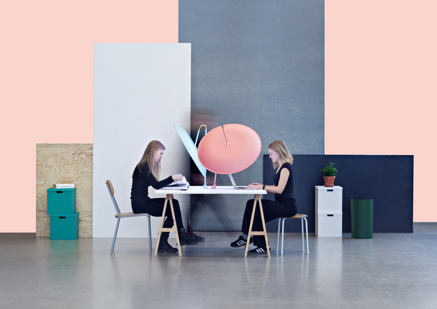 desk，Lamp design，Advanced grey，Young fashion，Interesting words，hommization，office equipment ，Office design，