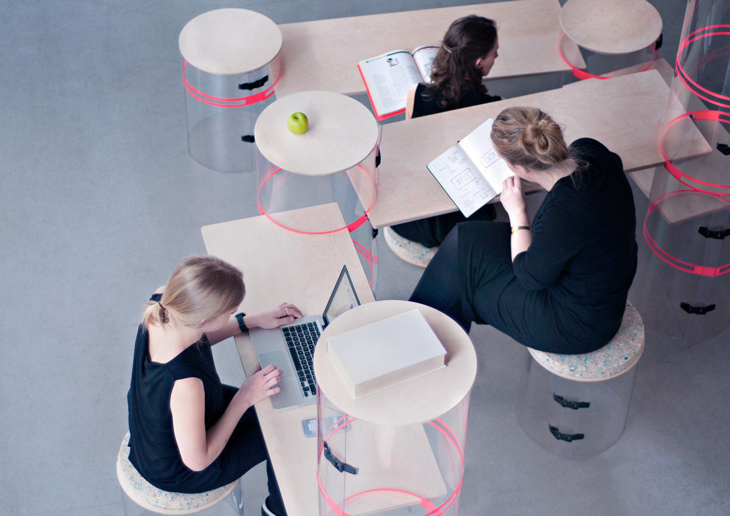 desk，Lamp design，Advanced grey，Young fashion，Interesting words，hommization，office equipment ，Office design，