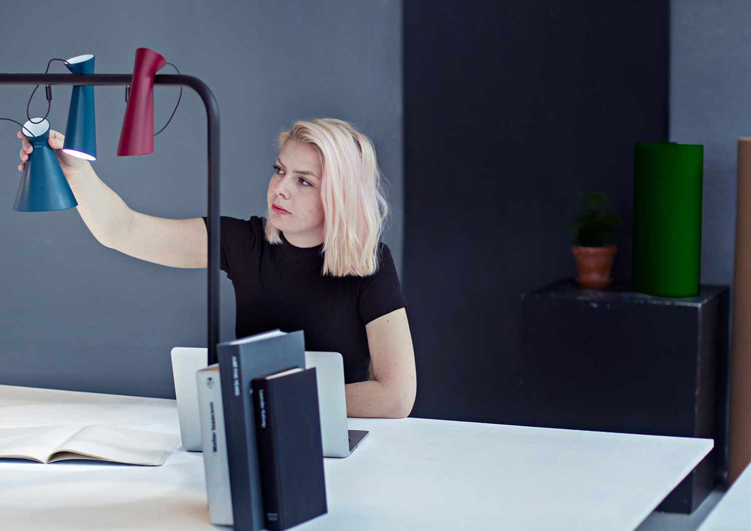 desk，Lamp design，Advanced grey，Young fashion，Interesting words，hommization，office equipment ，Office design，