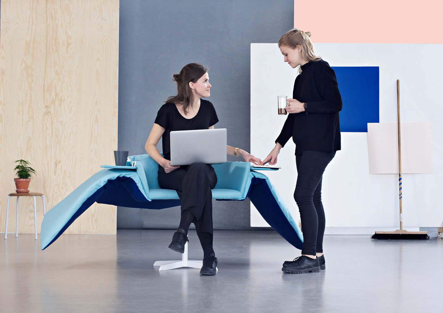 desk，Lamp design，Advanced grey，Young fashion，Interesting words，hommization，office equipment ，Office design，