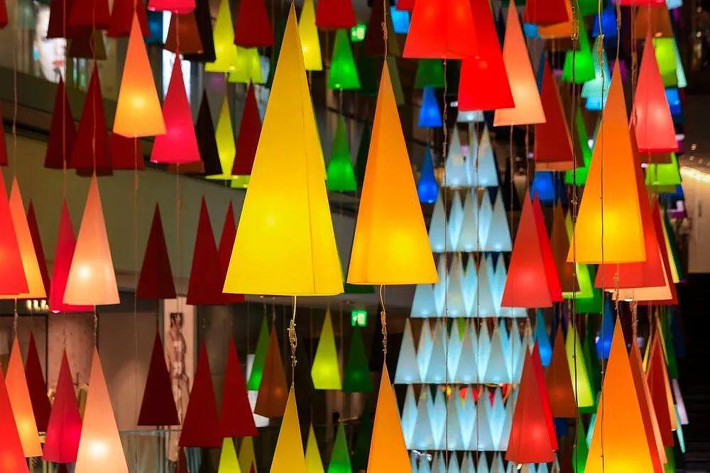 Emmanuel Morrow，viewer，color，space，Christmas forest，