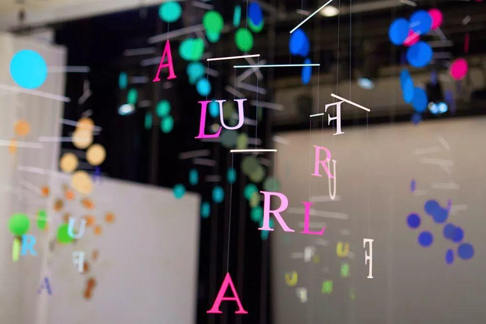 Emmanuel Morrow，viewer，color，space，Christmas forest，