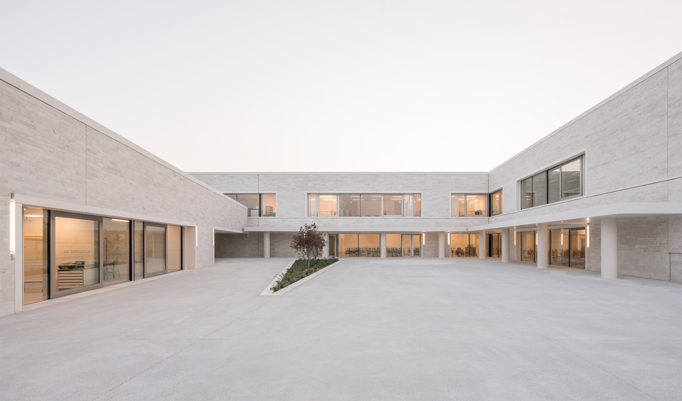 Cannes ，grey，Shi Huihua，school，