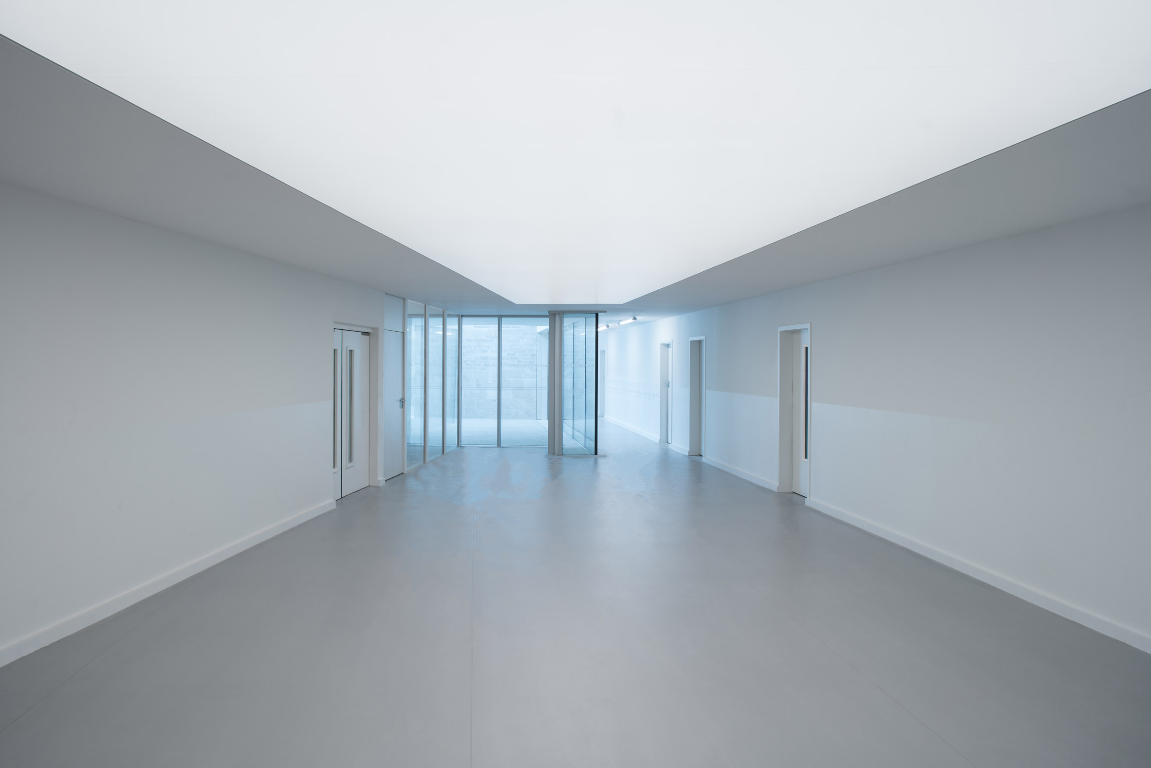 Cannes ，grey，Shi Huihua，school，