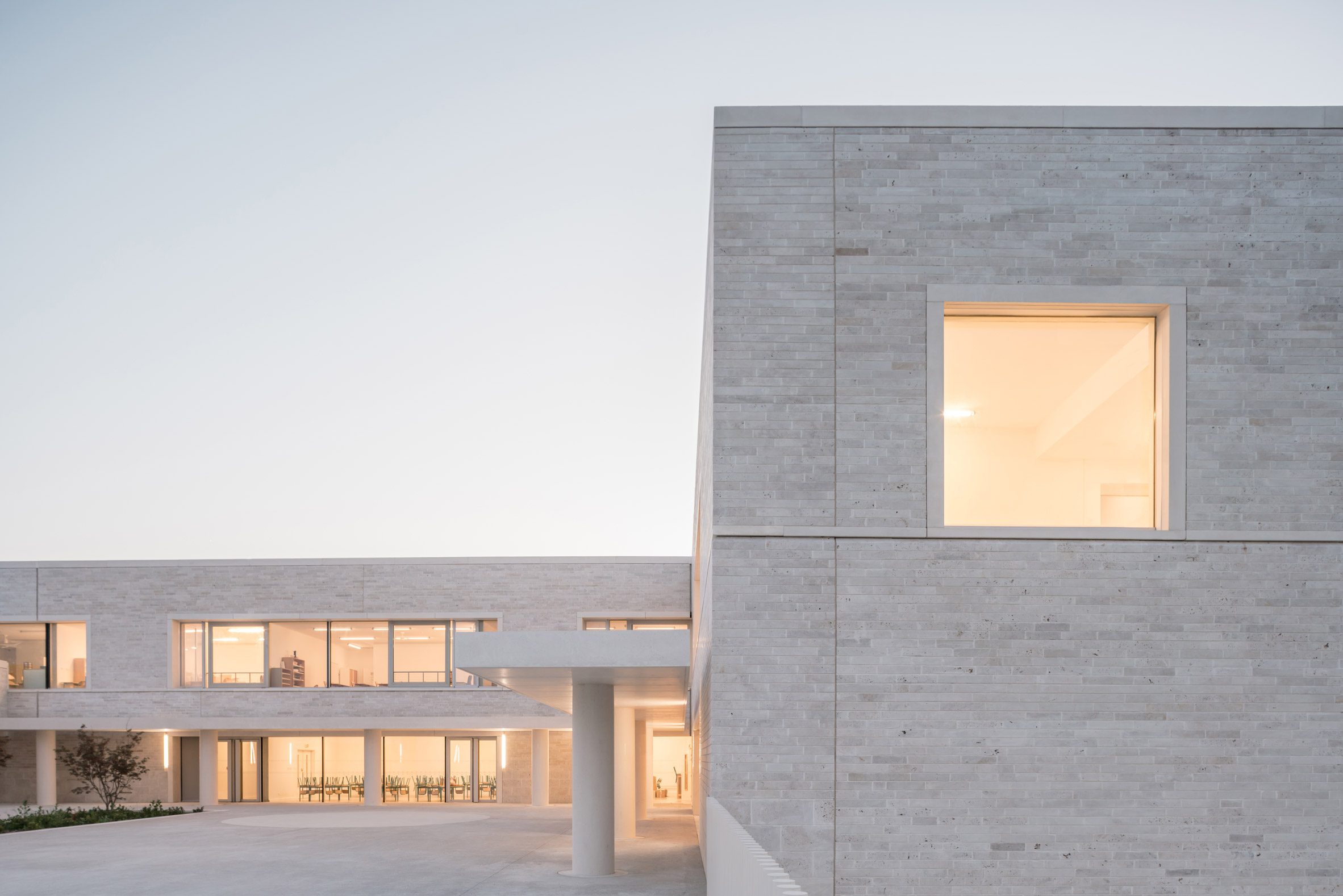 Cannes ，grey，Shi Huihua，school，