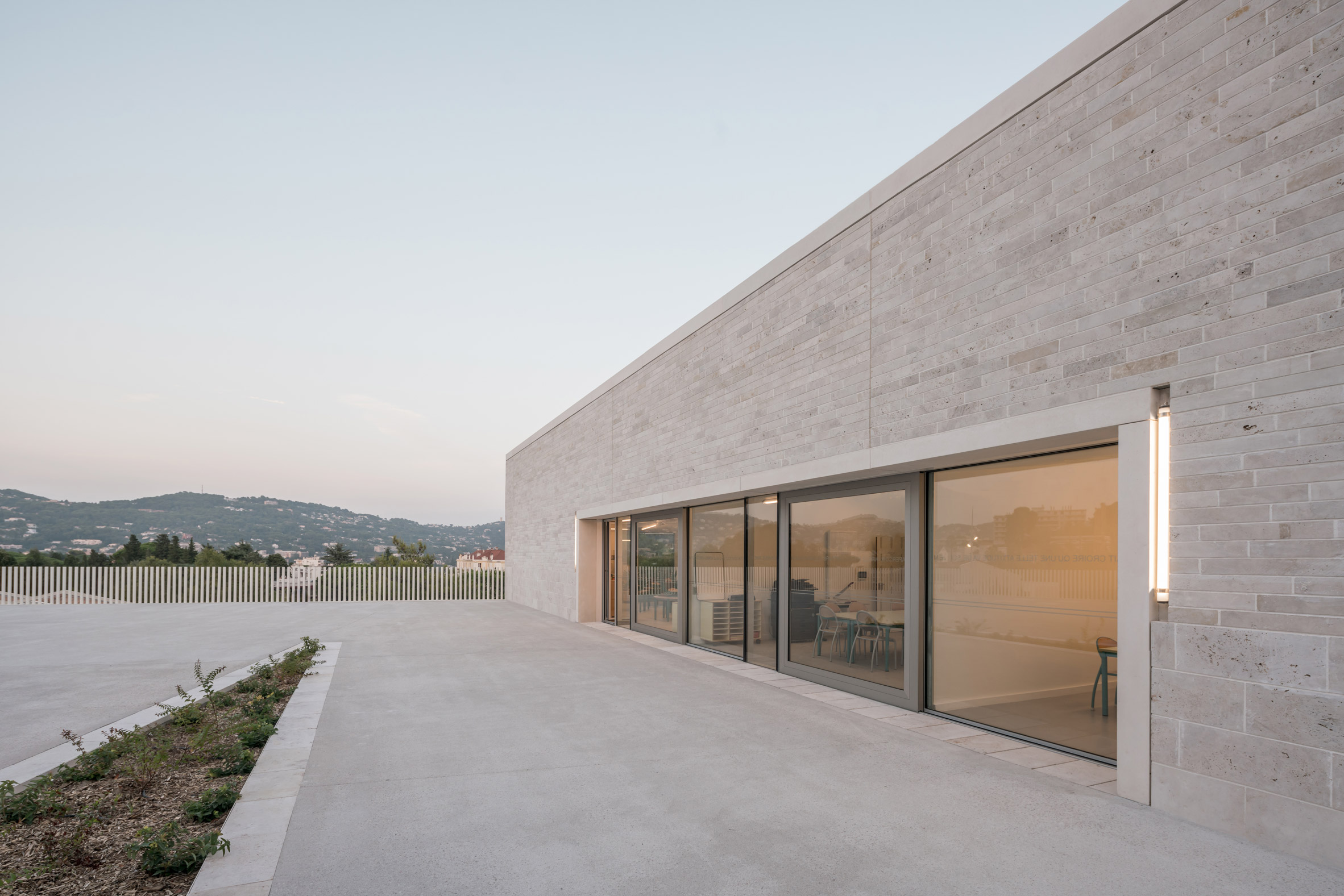 Cannes ，grey，Shi Huihua，school，