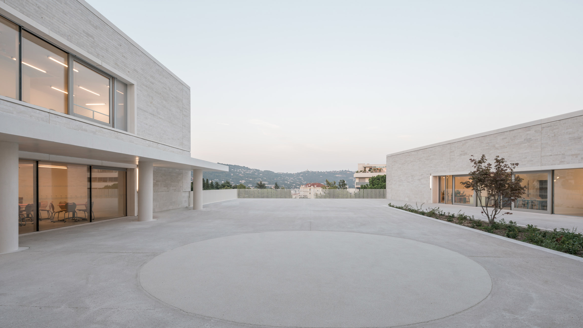 Cannes ，grey，Shi Huihua，school，