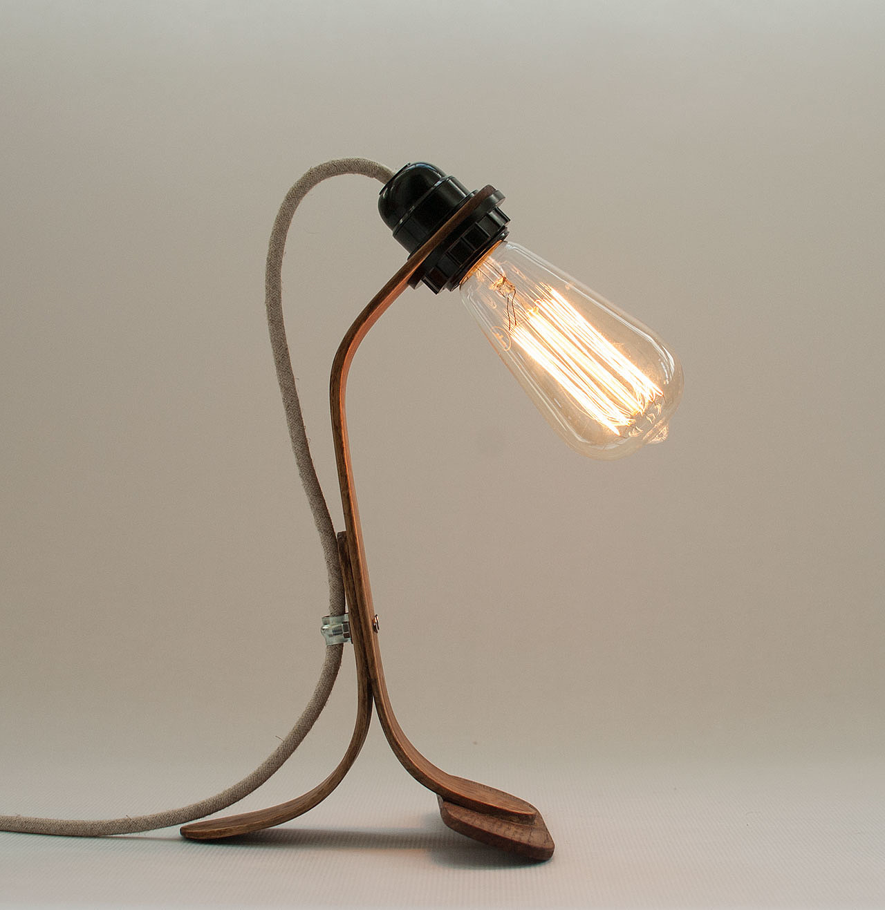 Rafael Fernandez，Desk lamp，lighting，Chestnut wood，Simplicity，