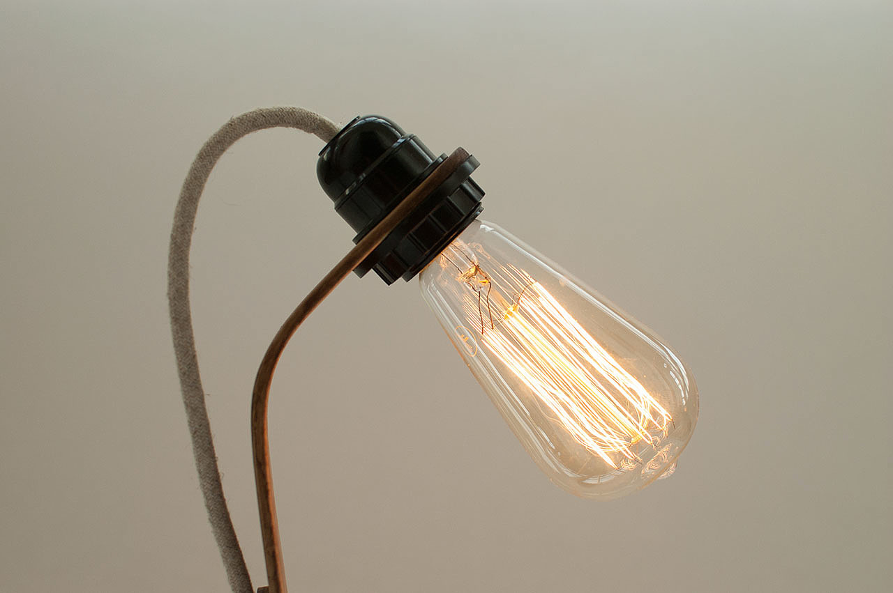 Rafael Fernandez，Desk lamp，lighting，Chestnut wood，Simplicity，