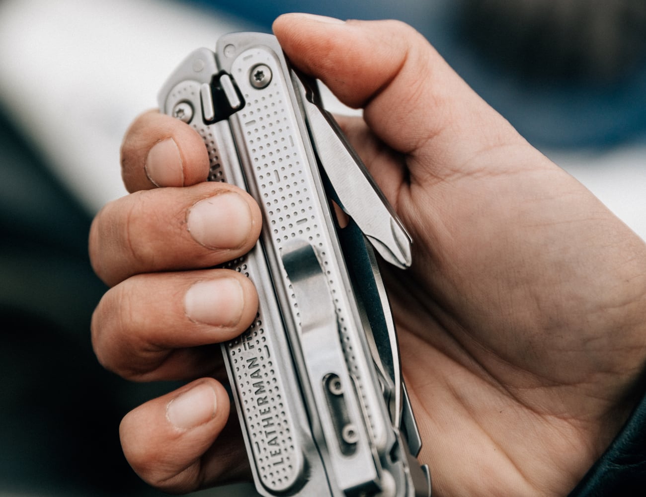 single-handedly，magnetic，Leatherman FREE，