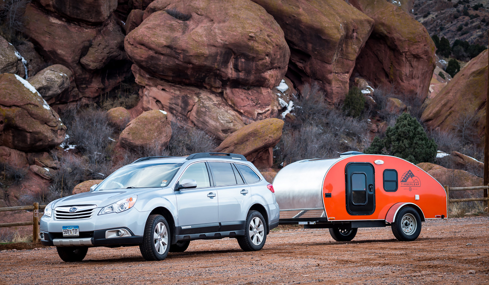 family，dining car，outdoors，