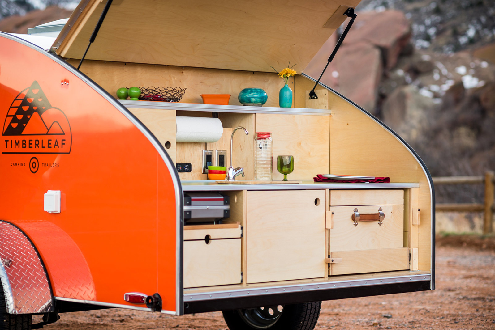 family，dining car，outdoors，