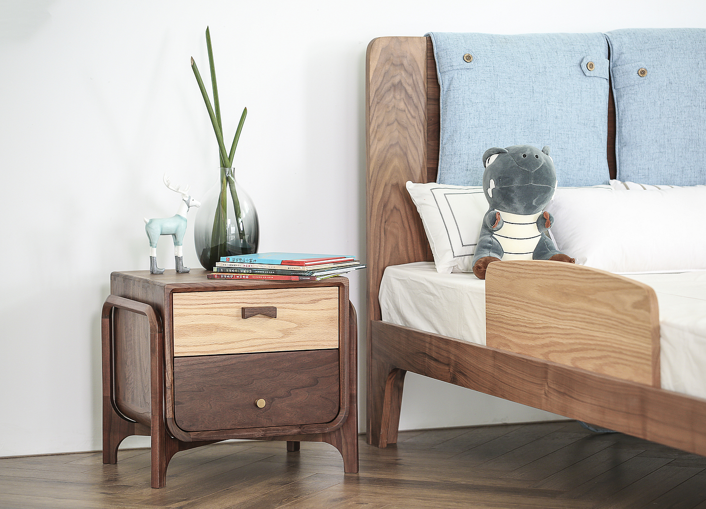 Furniture designer Ren Mengying，