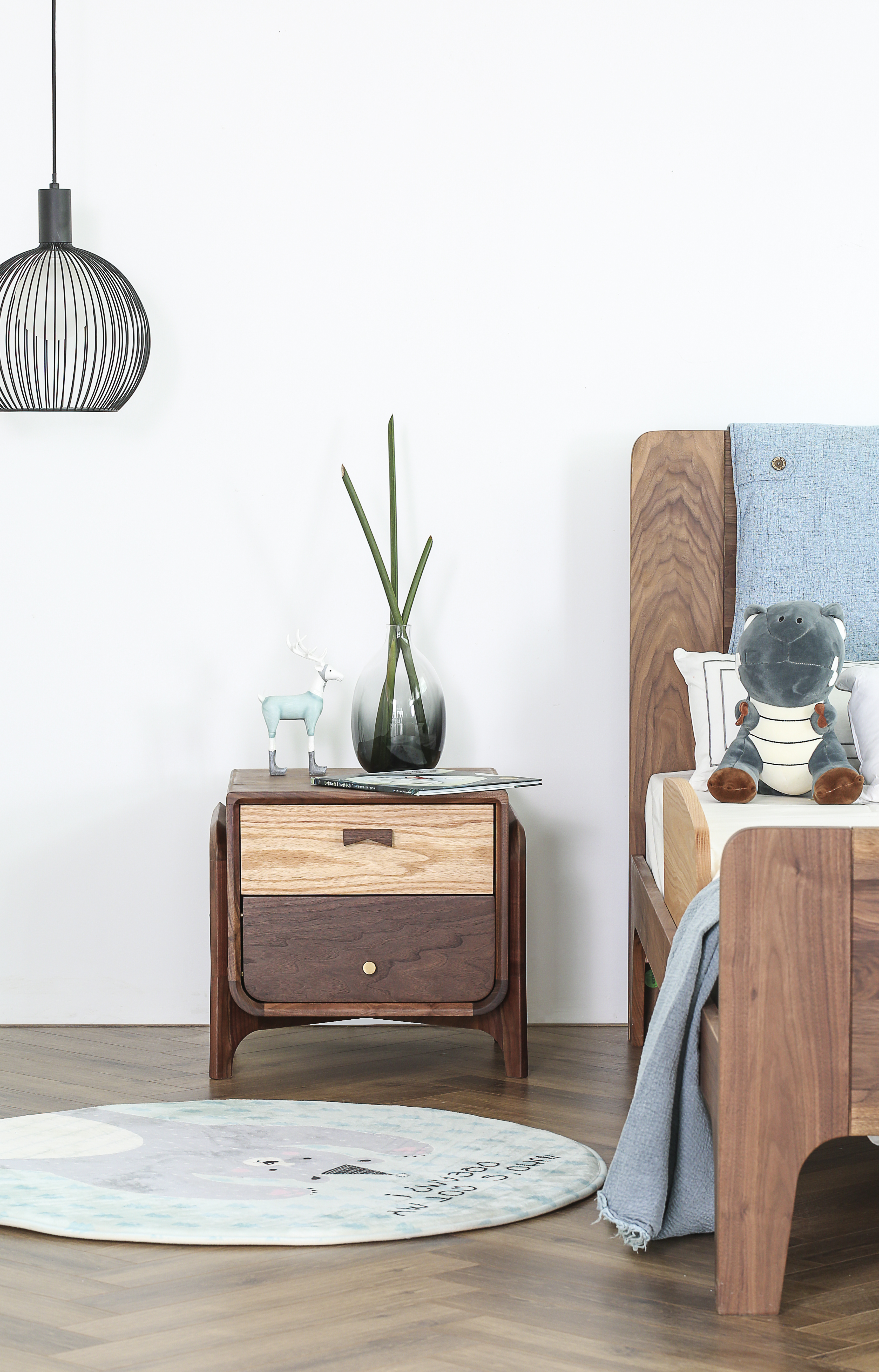 Furniture designer Ren Mengying，