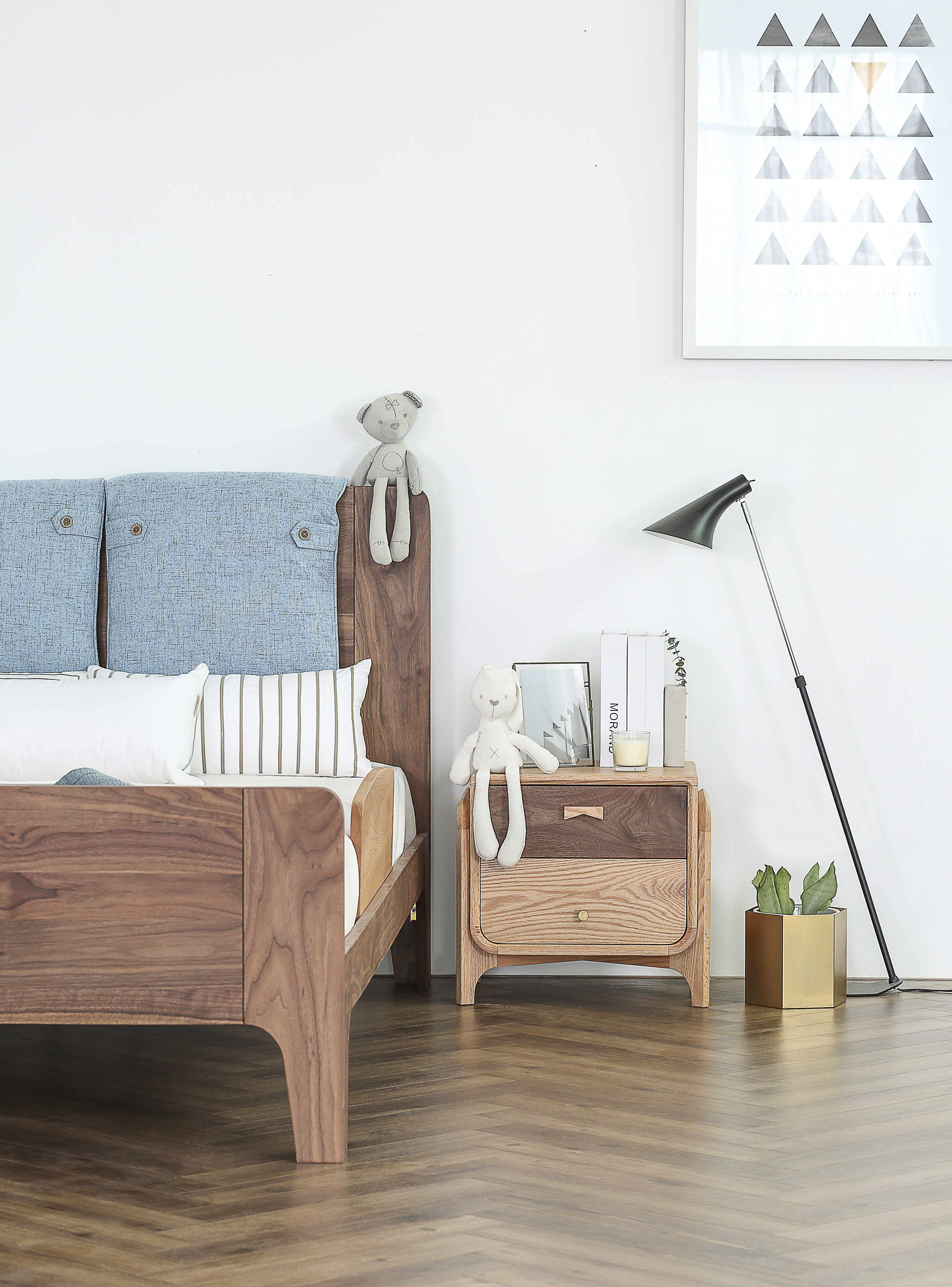 Furniture designer Ren Mengying，