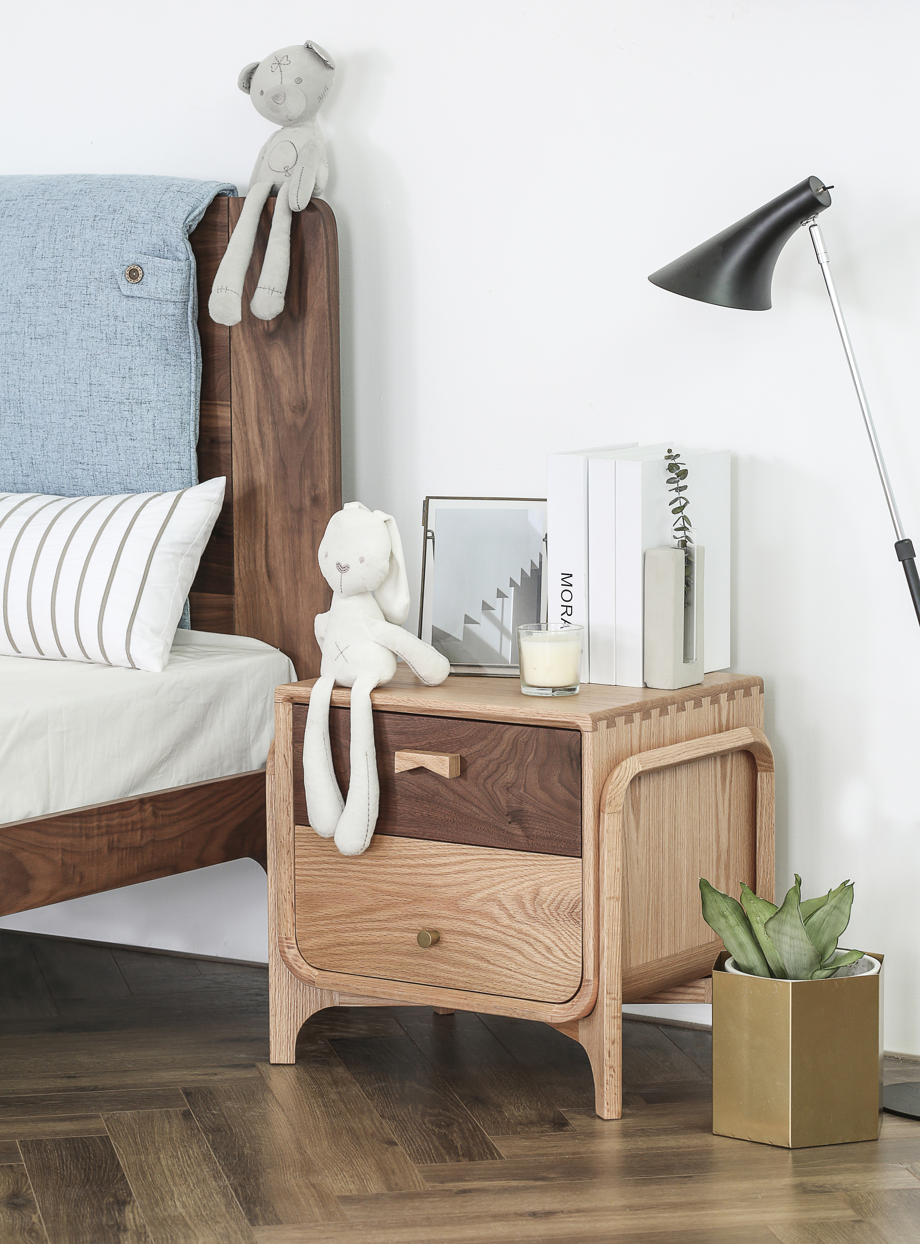 Furniture designer Ren Mengying，