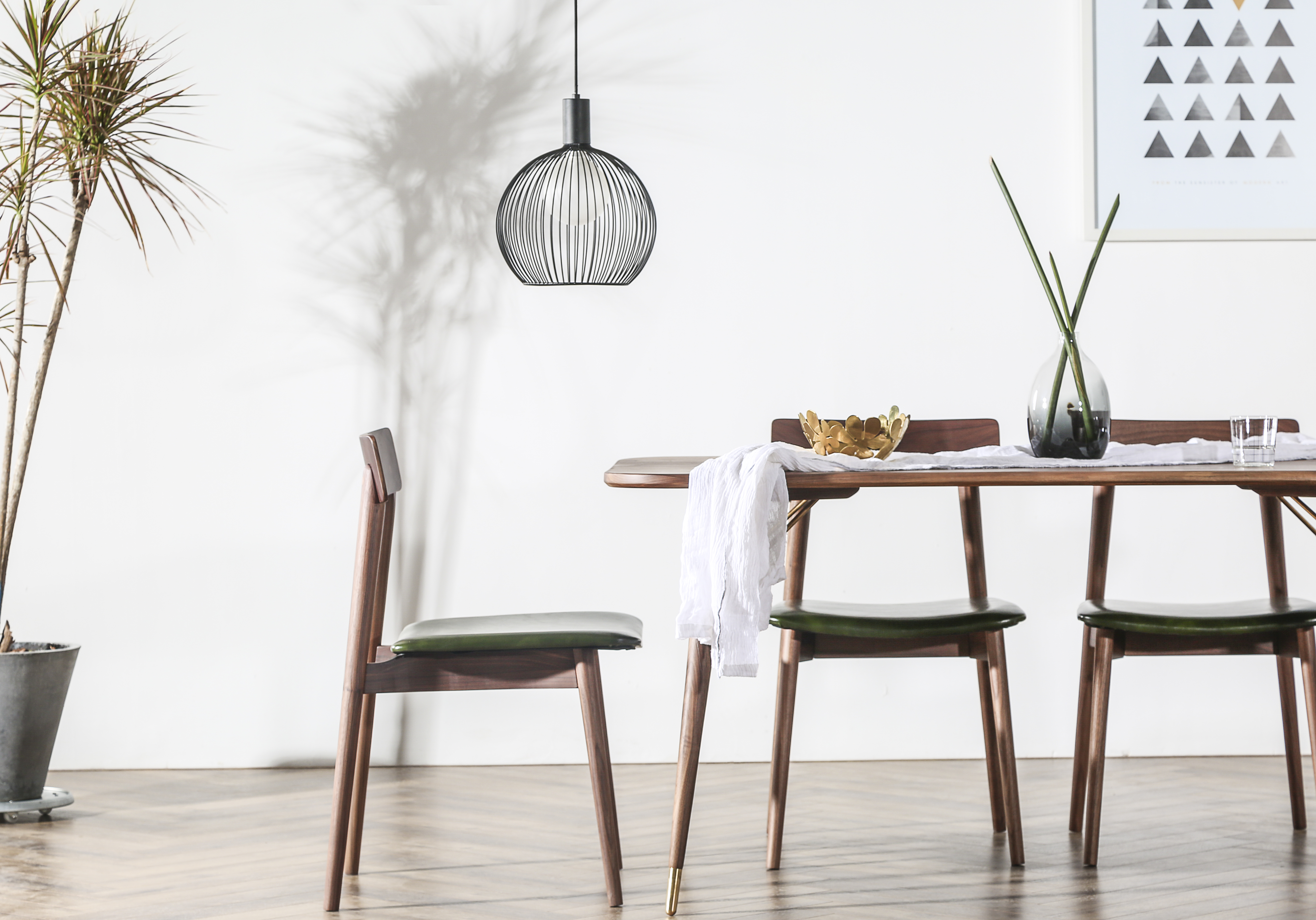 Furniture designer Ren Mengying，