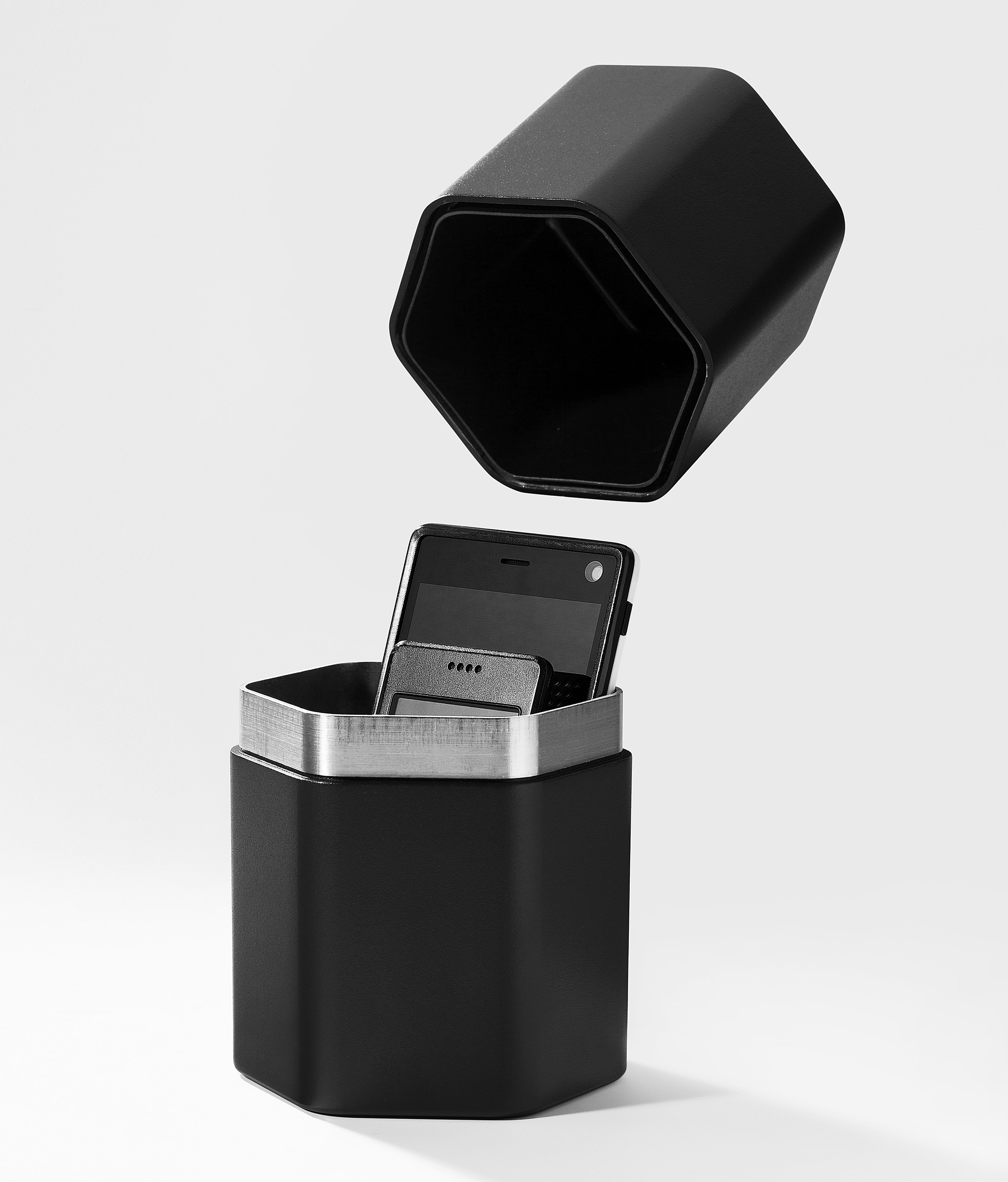 Ernst King，Faraday cage，mobile phone，