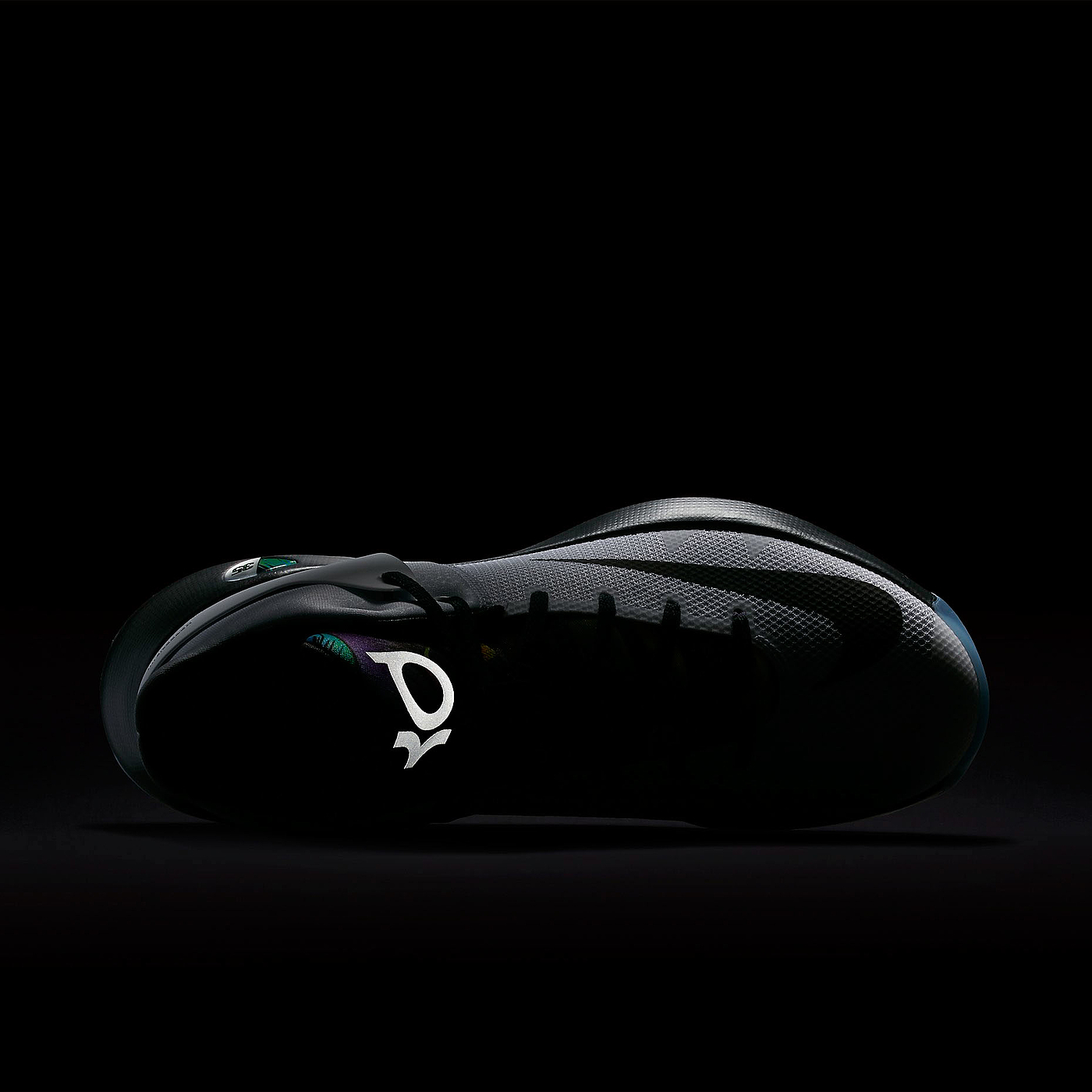 Graphic Artist Designer，gym shoes，nike，