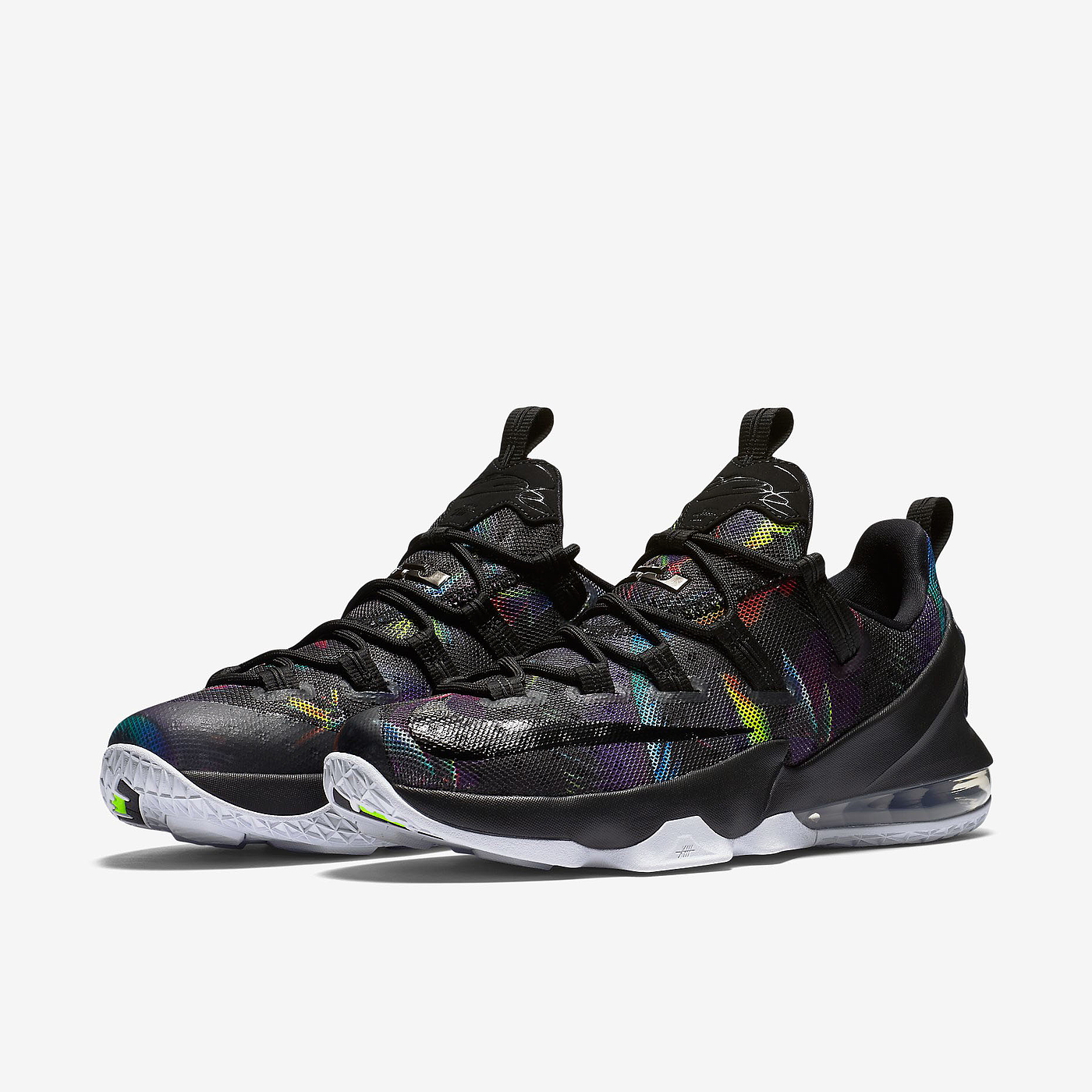 Graphic Artist Designer，gym shoes，nike，