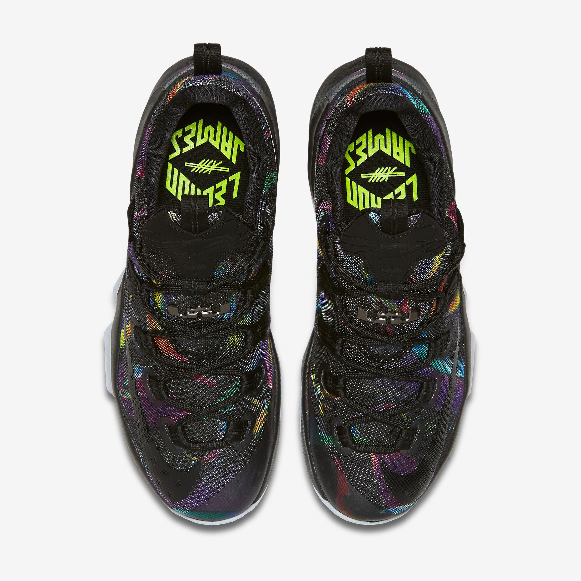 Graphic Artist Designer，gym shoes，nike，