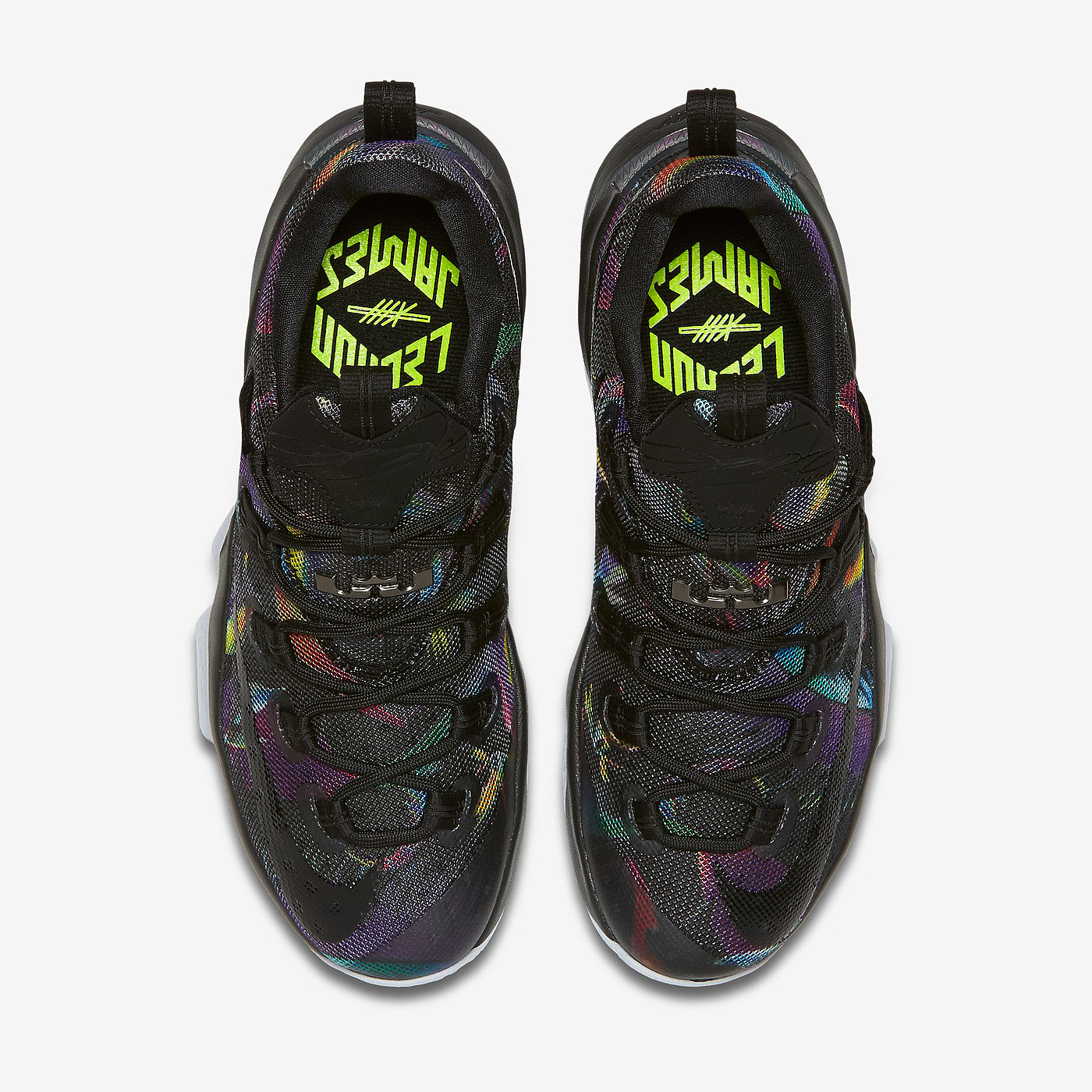 Graphic Artist Designer，gym shoes，nike，