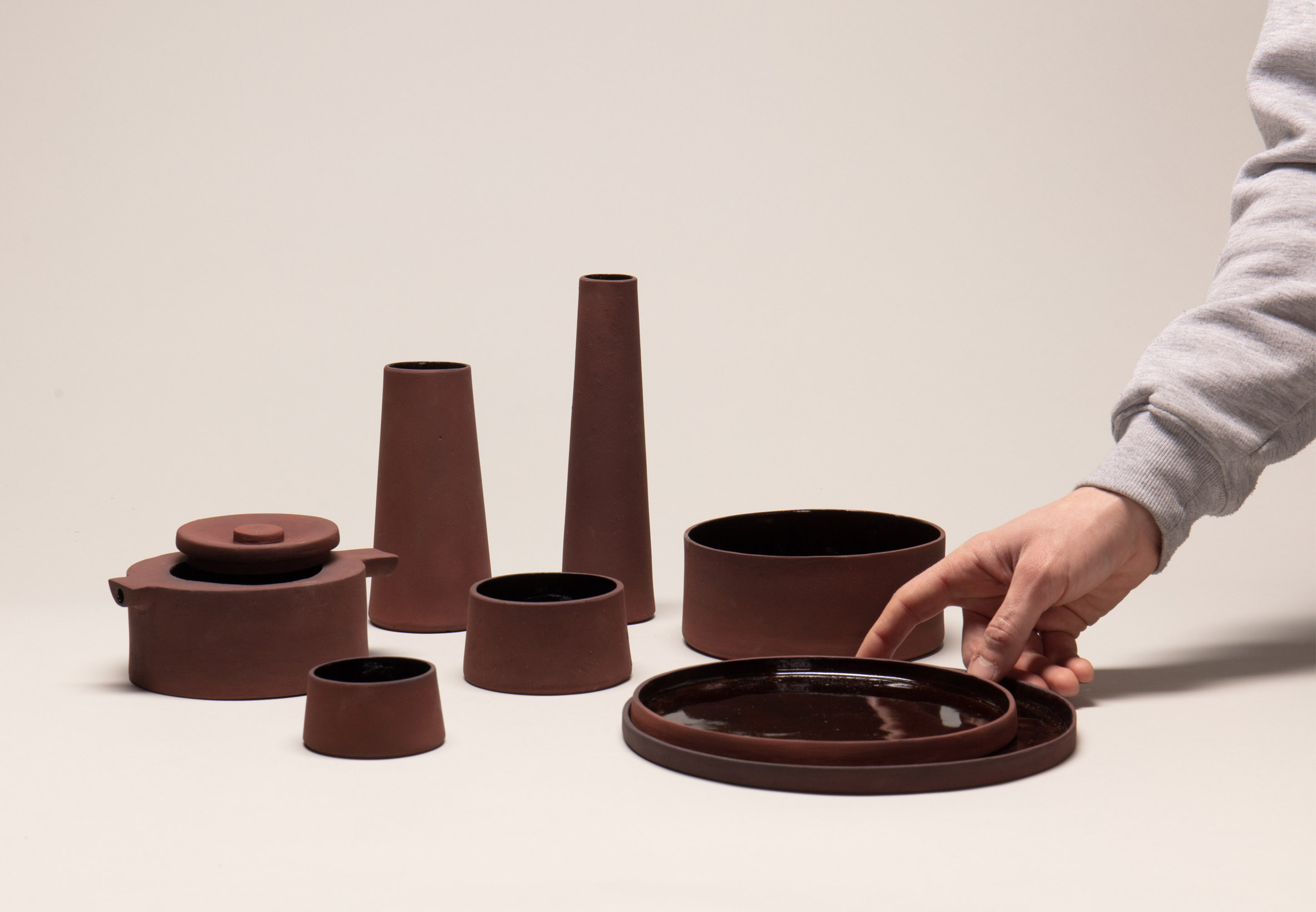 Waste utilization，Red mud residue，Ceramic tableware，environment protection，