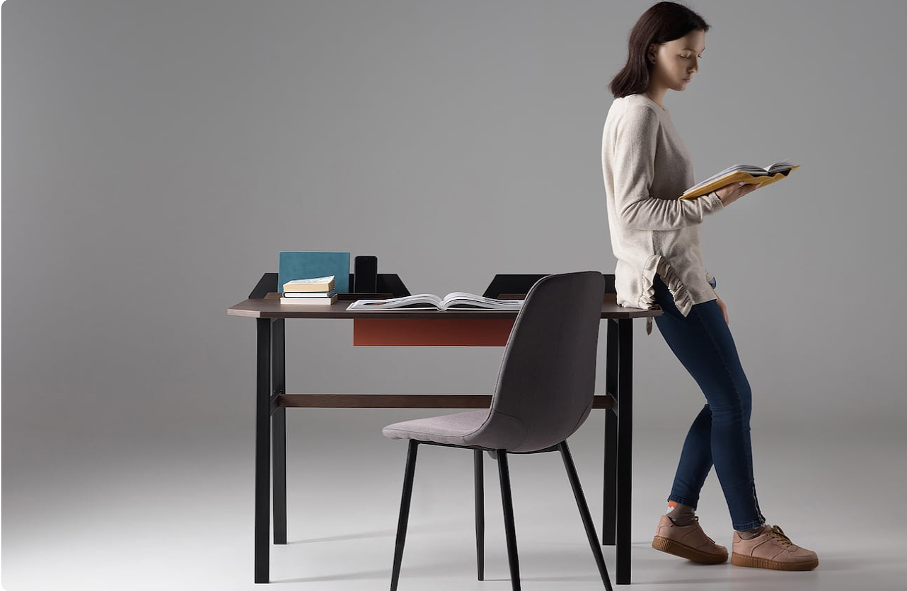 ufo，desk，wooden ，