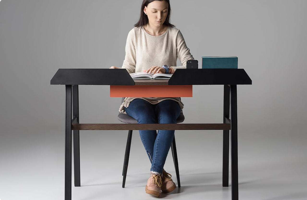 ufo，desk，wooden ，