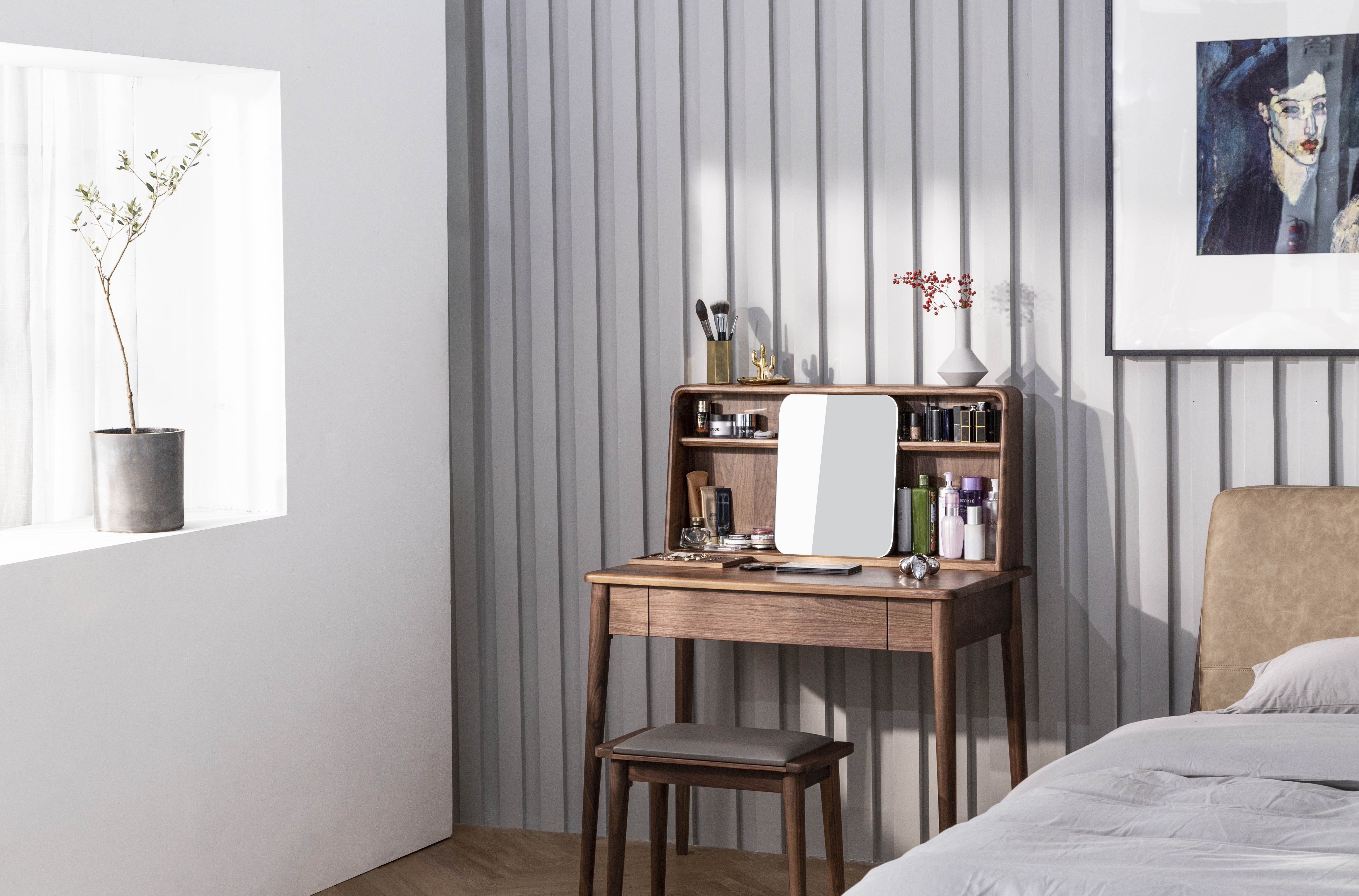 Furniture designer Ren Mengying，