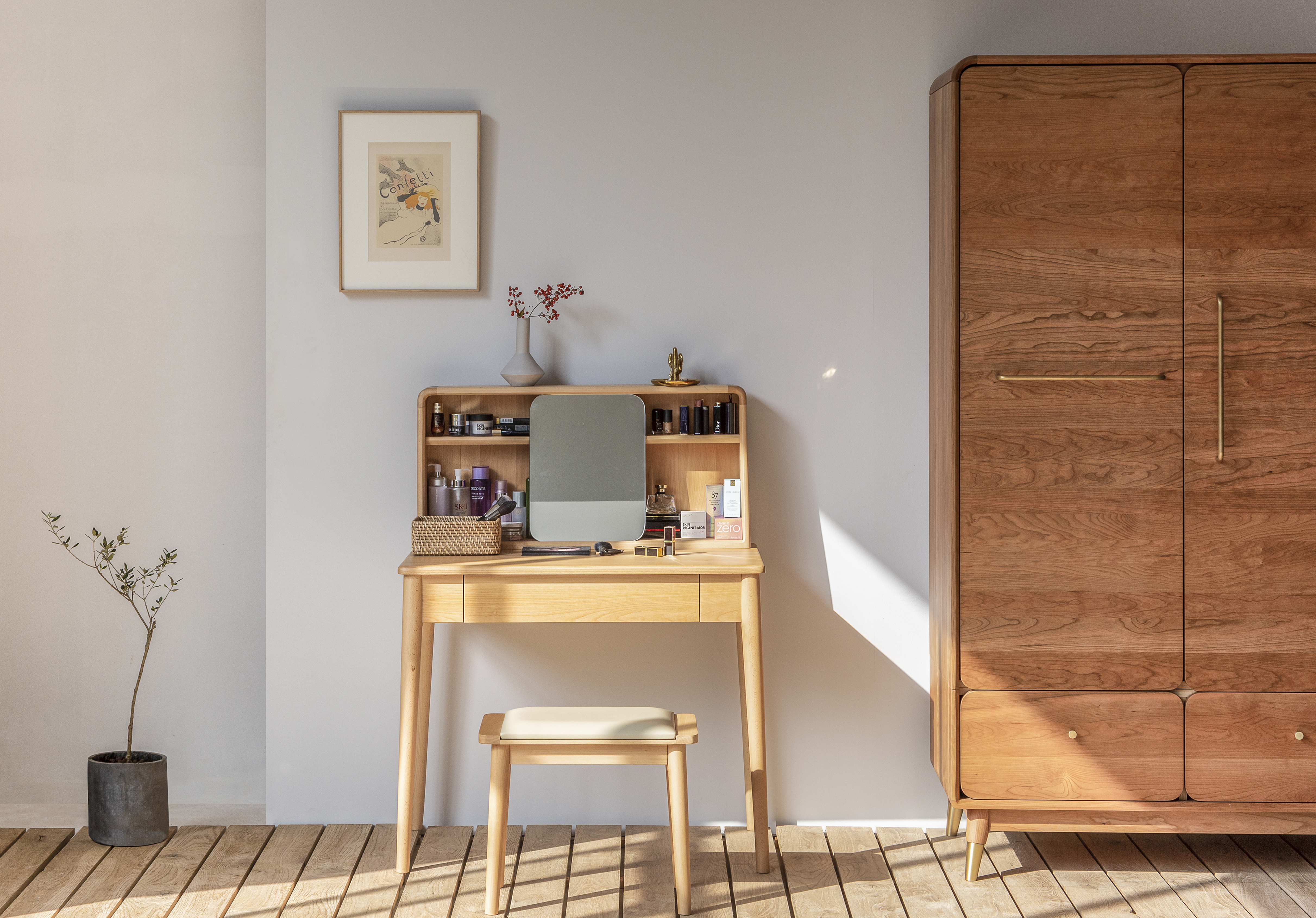 Furniture designer Ren Mengying，