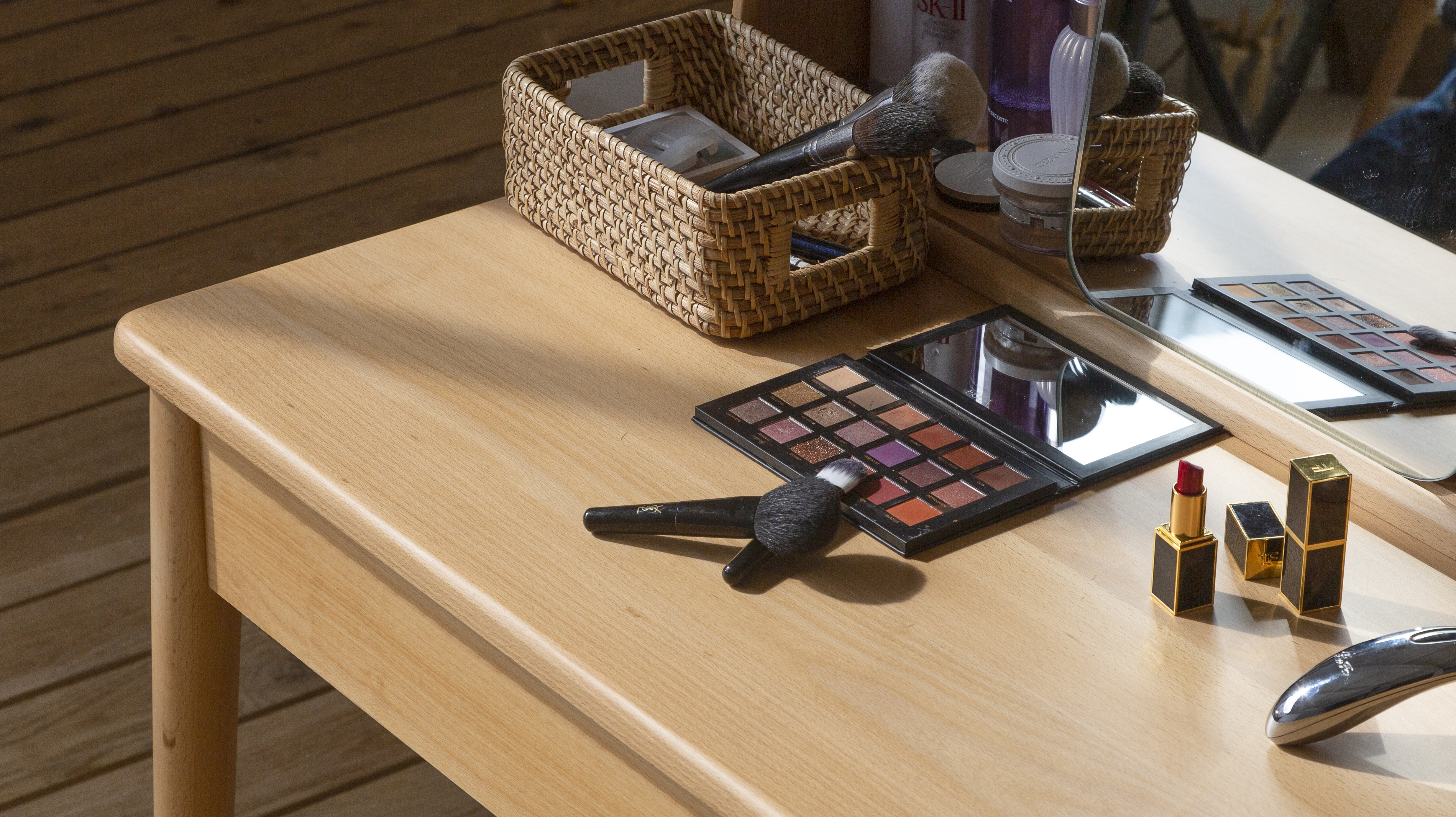 Furniture designer Ren Mengying，