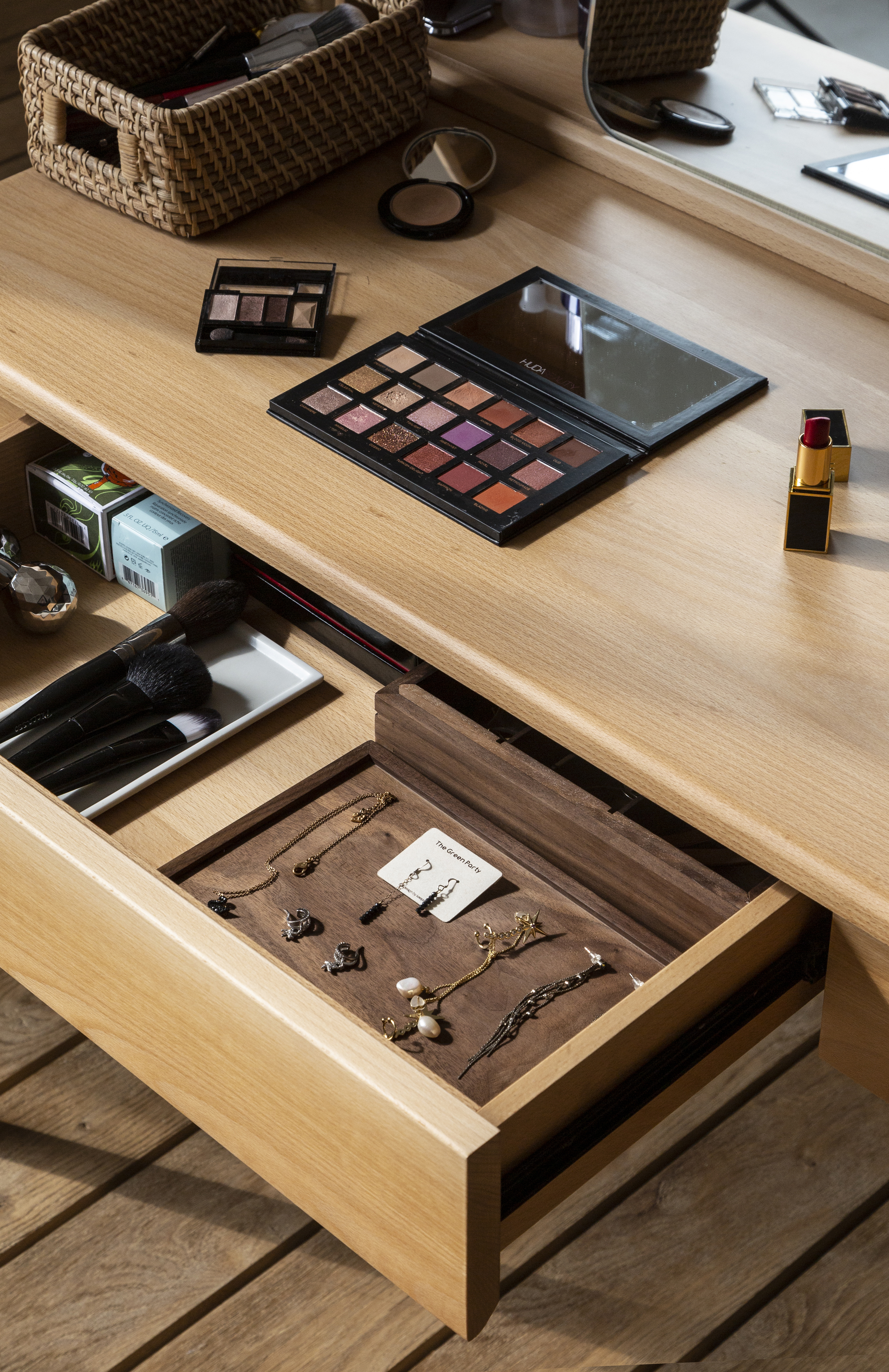 Furniture designer Ren Mengying，